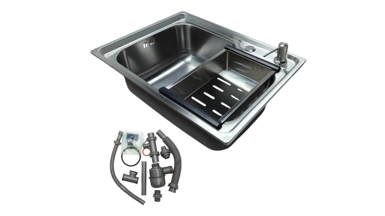 Fregadero de cocina de acero inoxidable con escurridor incorporado y grifo.