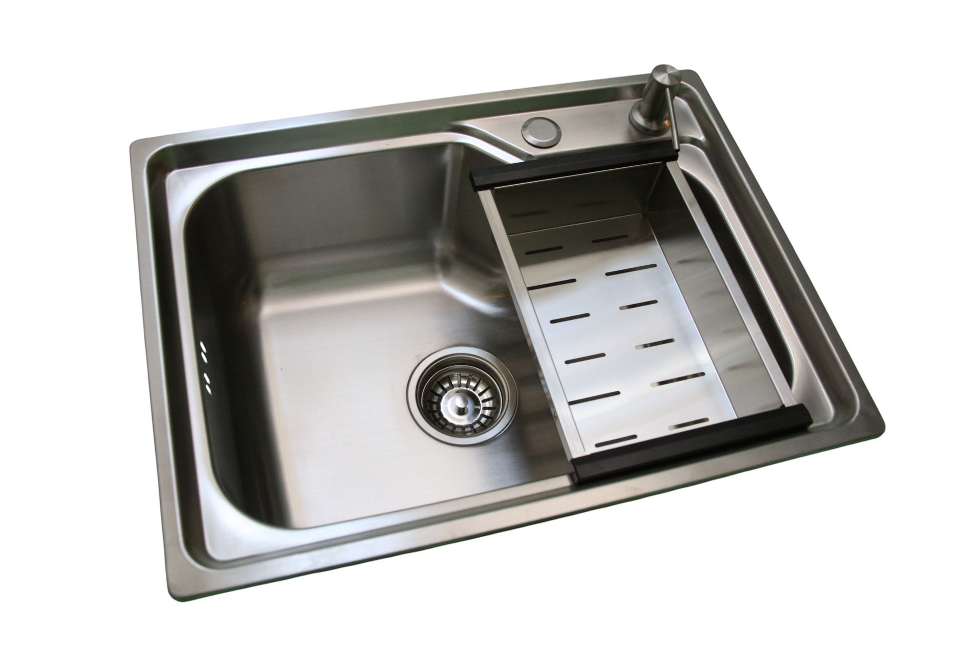 Fregadero de cocina de acero inoxidable con agua corriente y tendedero.