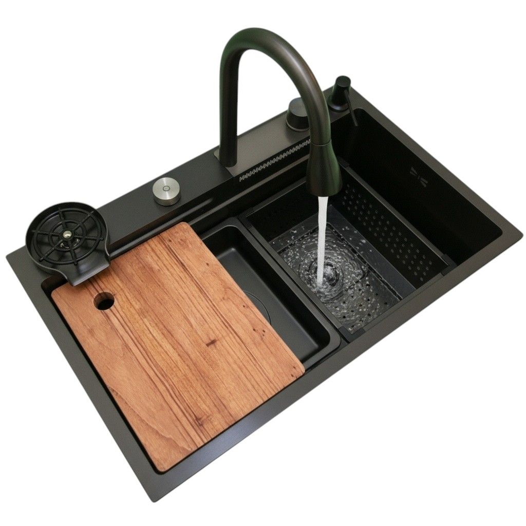 Fregadero de cocina negro con grifo, tabla de cortar y colador; agua corriente.