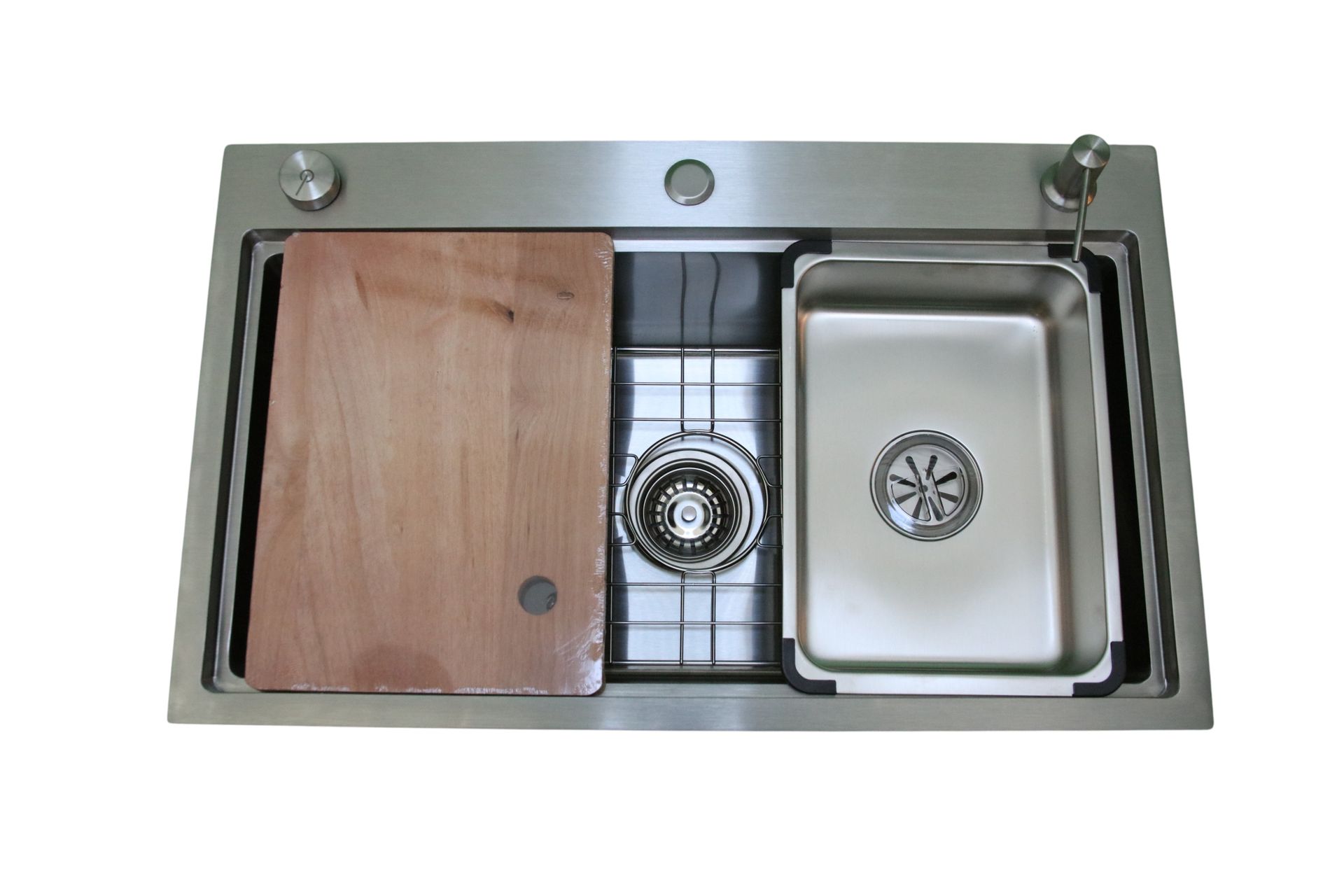 Fregadero de cocina de acero inoxidable con tabla de cortar de madera y escurridor.