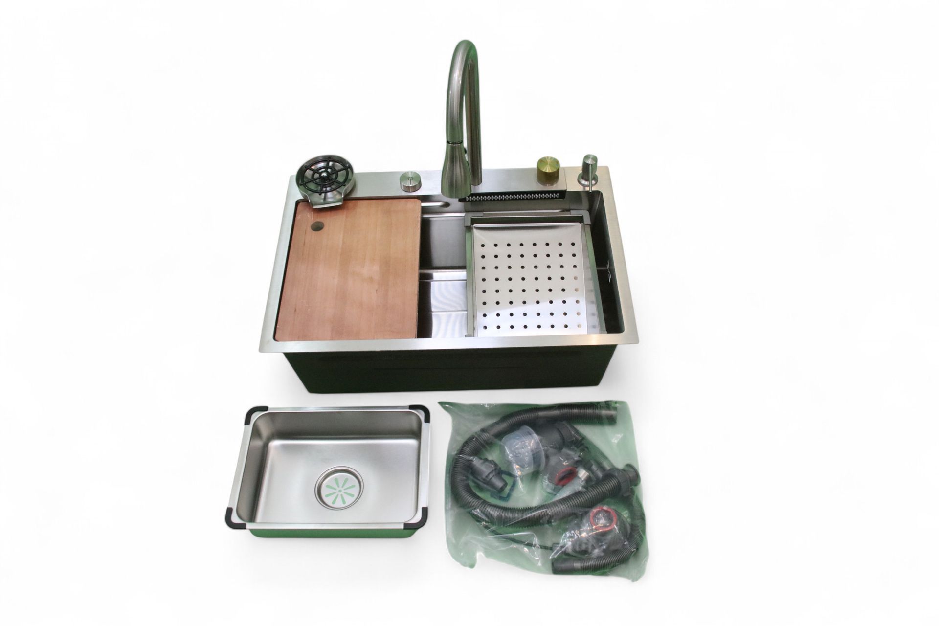 Fregadero de cocina de acero inoxidable con grifo, tabla de cortar y accesorios sobre fondo blanco.