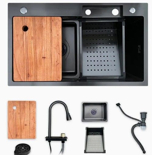 Fregadero de cocina negro con accesorios: tabla de cortar, grifo, desagüe y colador.