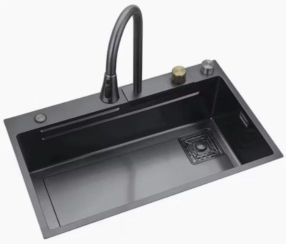 Fregadero de cocina negro con grifo alto y funciones integradas.