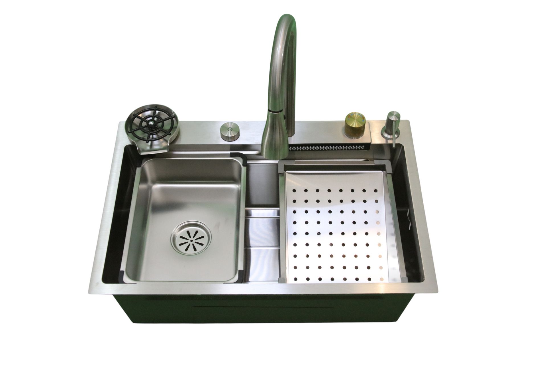 Fregadero de cocina de acero inoxidable con grifo, tabla de cortar y accesorios sobre fondo blanco.