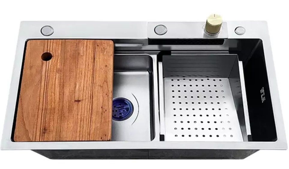 Fregadero de cocina de acero inoxidable con tabla de cortar de madera y escurridor.
