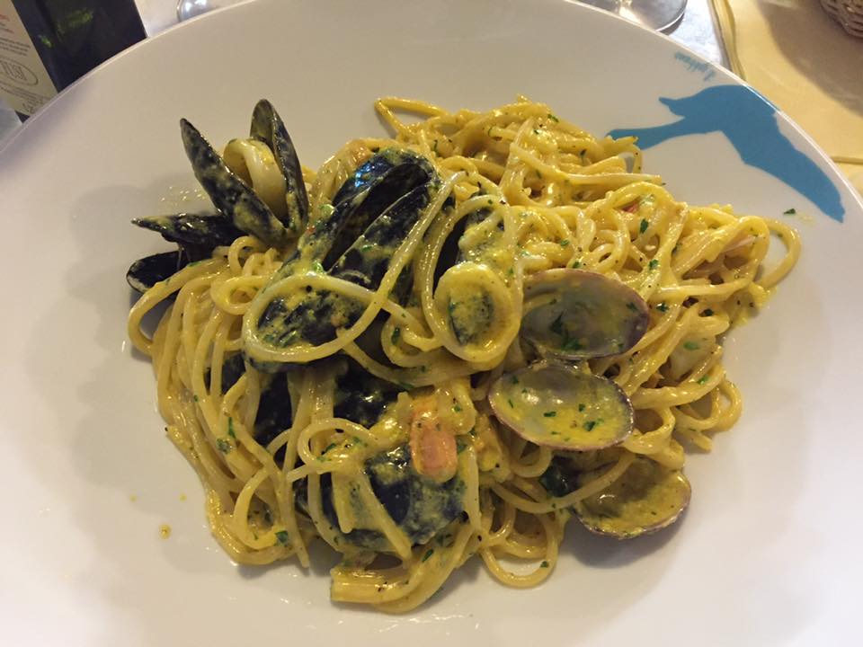 Spaghetti con cozze e vongole in una cremosa salsa gialla