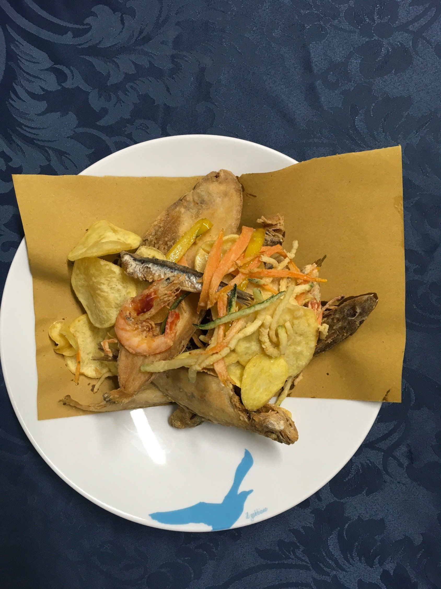 Frutti di mare e verdure fritti su carta da forno