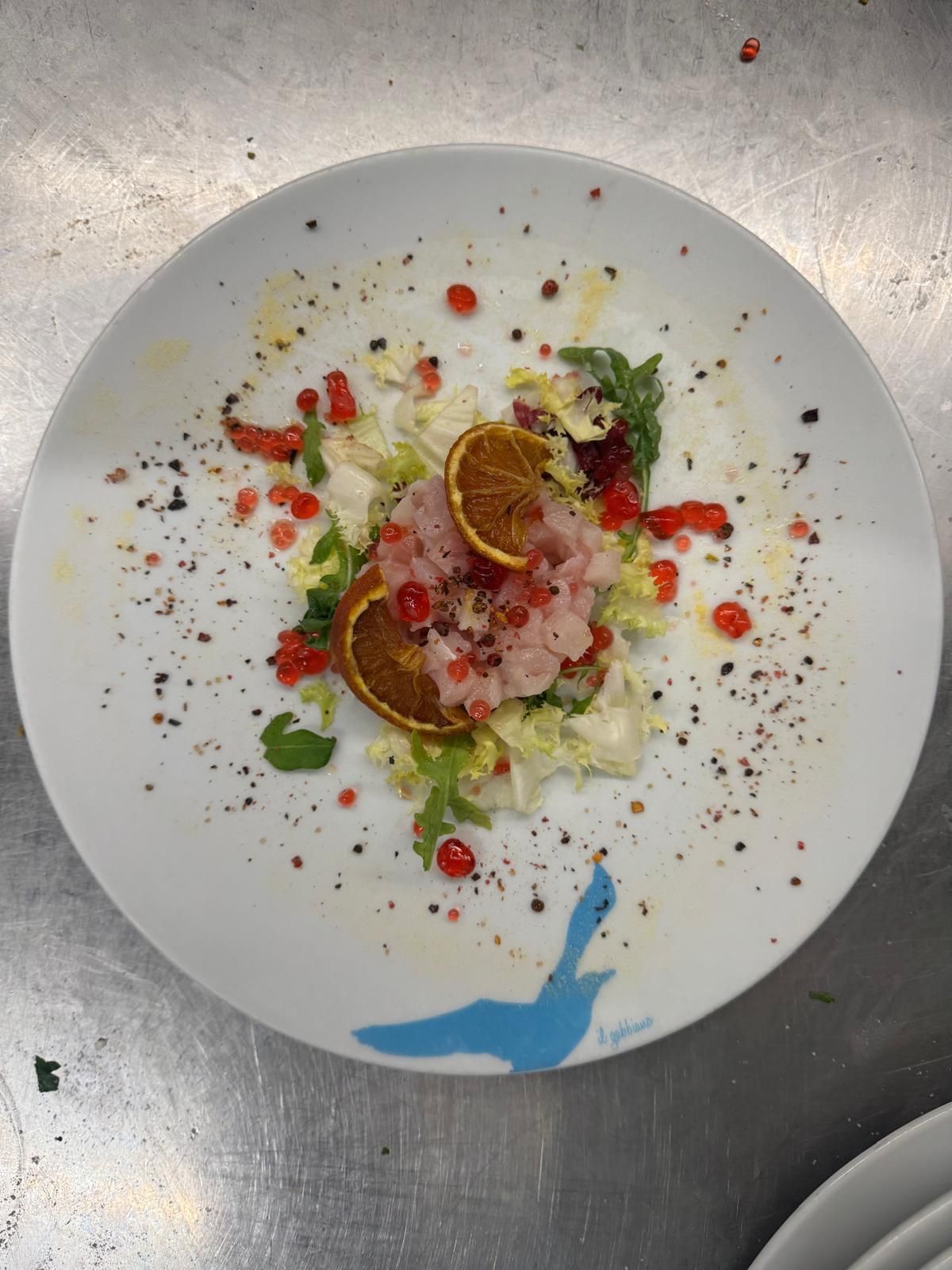 Polpo infilzato su spiedini di verdure, guarnito con prezzemolo.