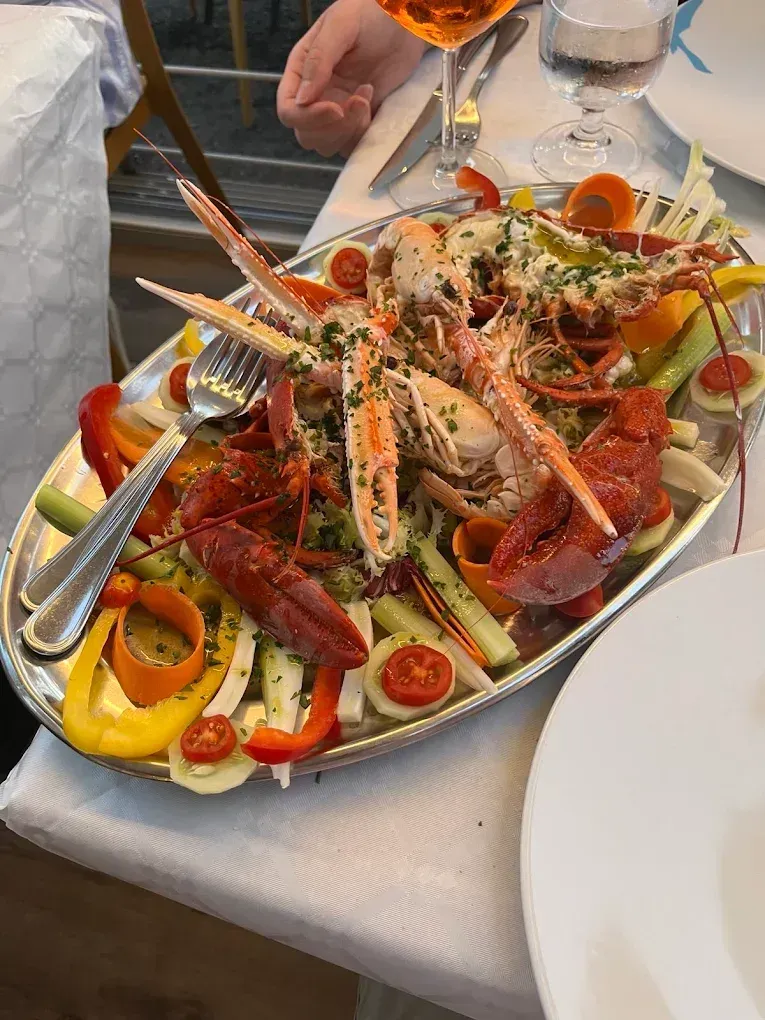 Piatto di frutti di mare con aragosta, gamberi e verdure
