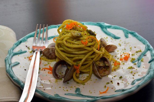 Spaghetti con vongole, salsa verde, scorza d'arancia