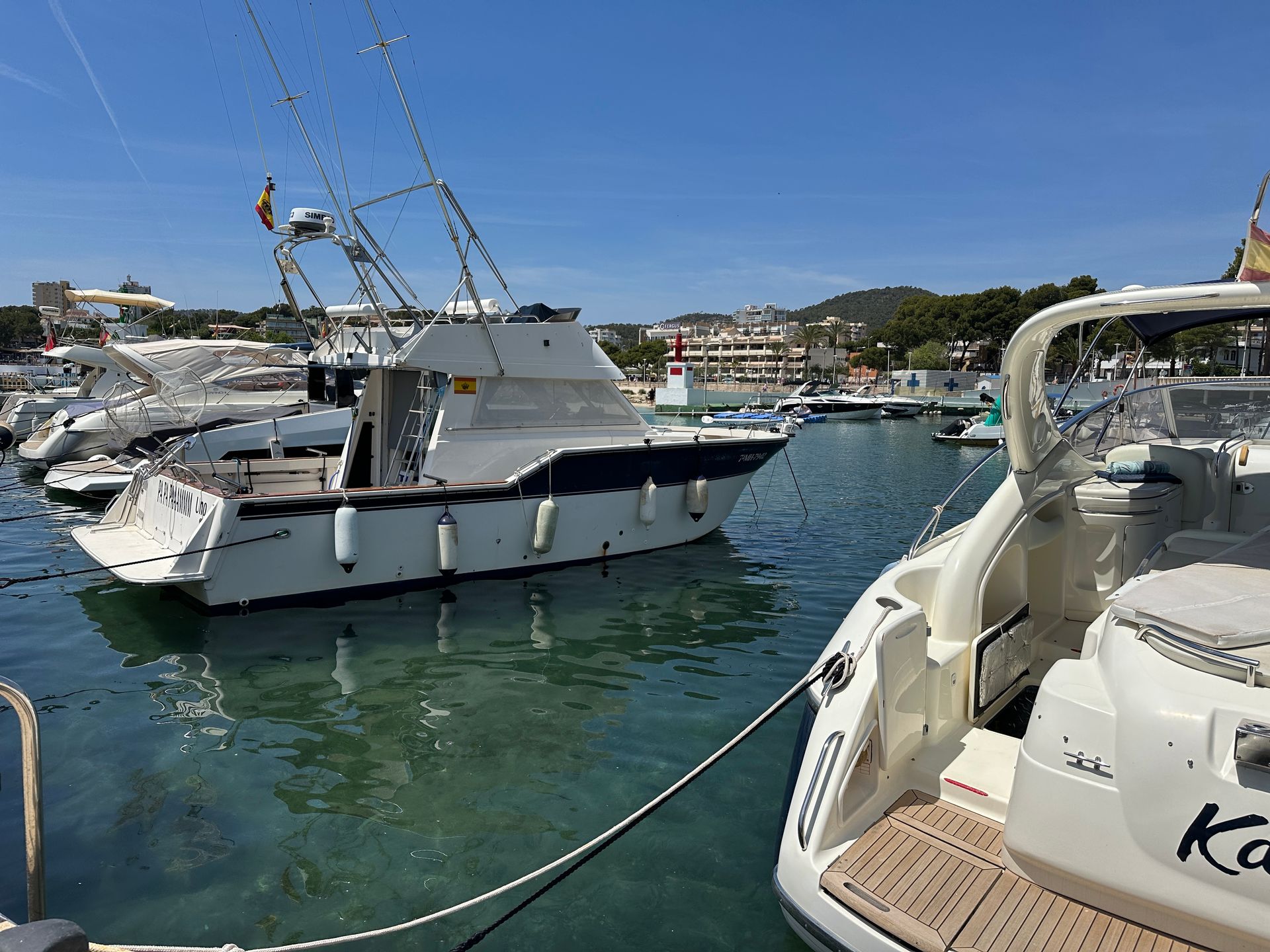 Un par de barcos están atracados en un puerto.