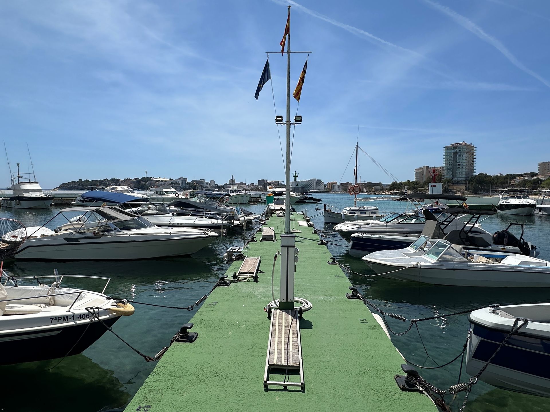 Muchos barcos están atracados en un puerto deportivo en un día soleado.