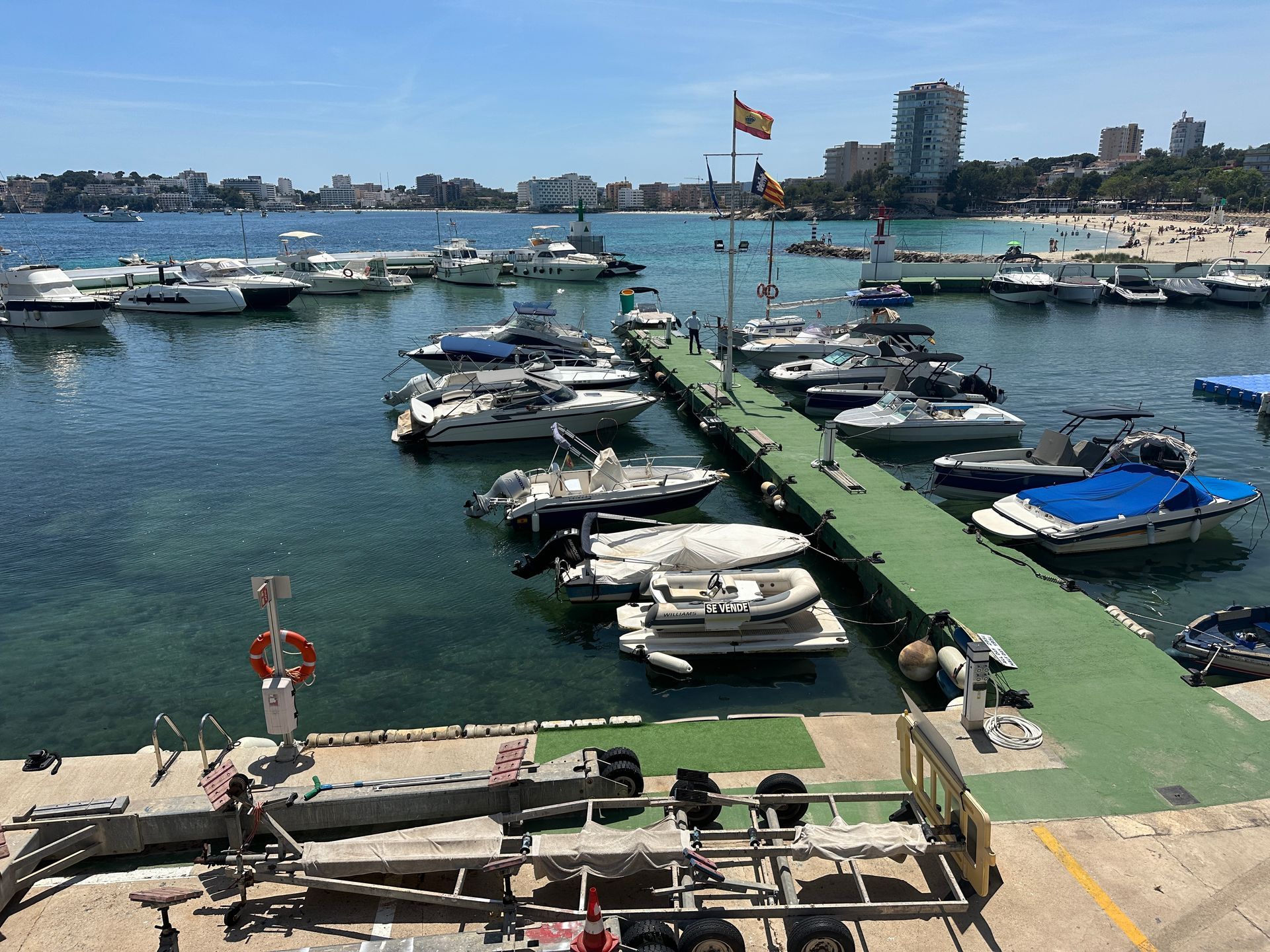 Muchos barcos están atracados en un puerto deportivo en un día soleado.