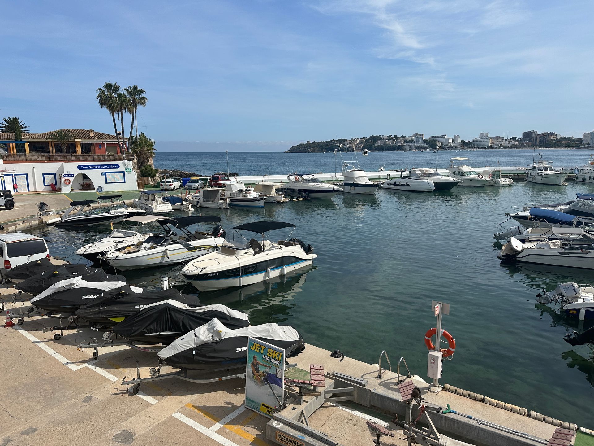 Un montón de barcos están atracados en un puerto.