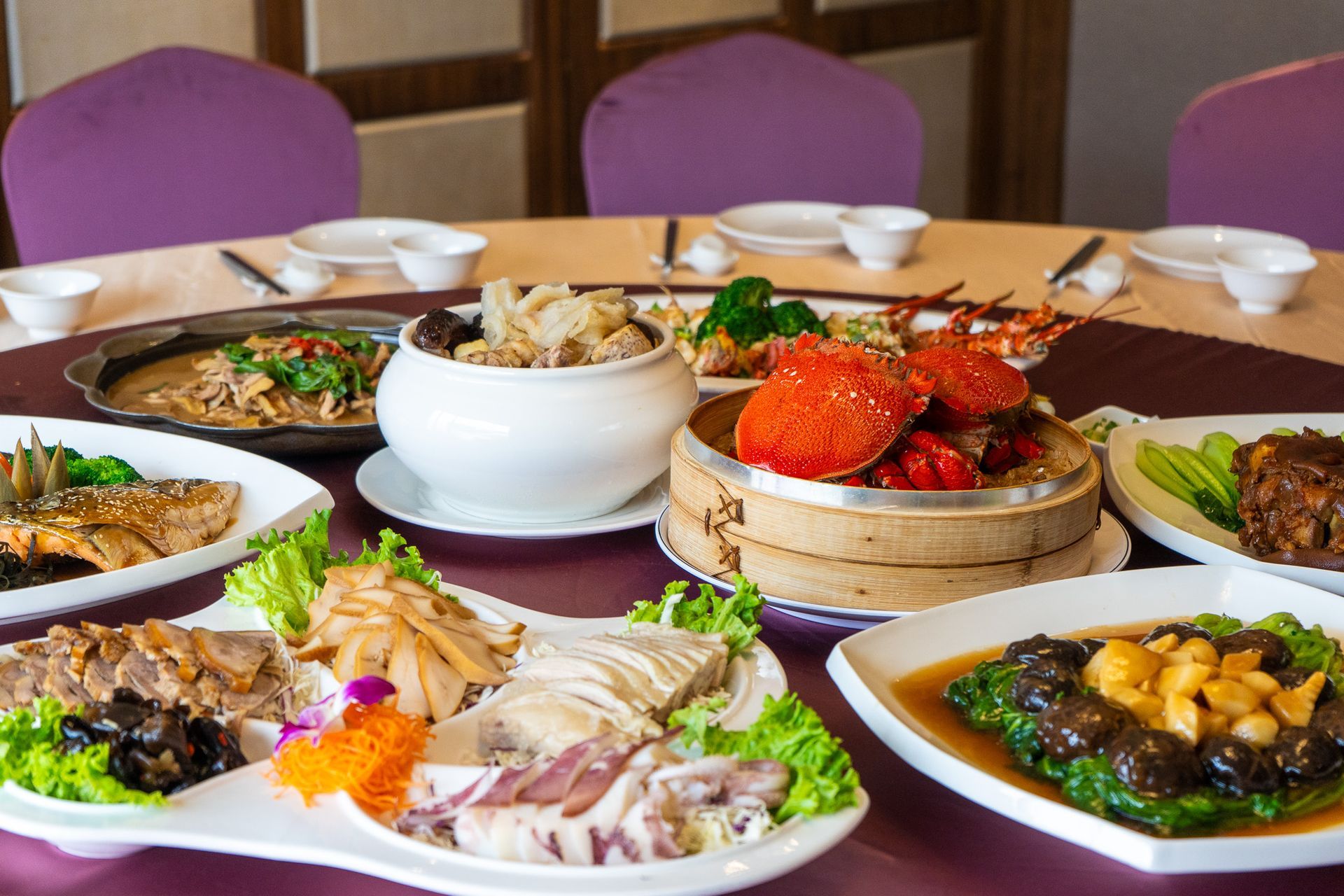 餐桌上有許多不同種類的食物。