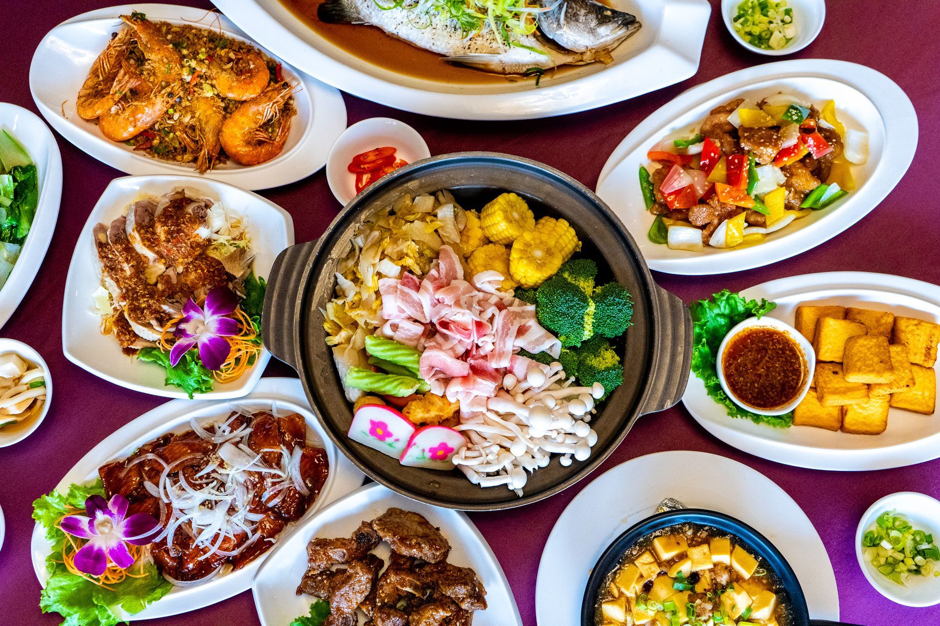 餐桌上有許多不同種類的食物。