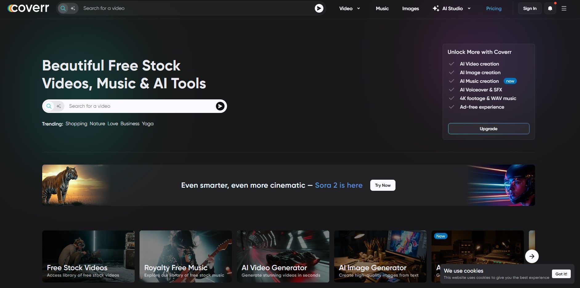 網站主頁包含文字和搜尋欄,下方還有幾個圖示。配色方案為紫色和黃色。