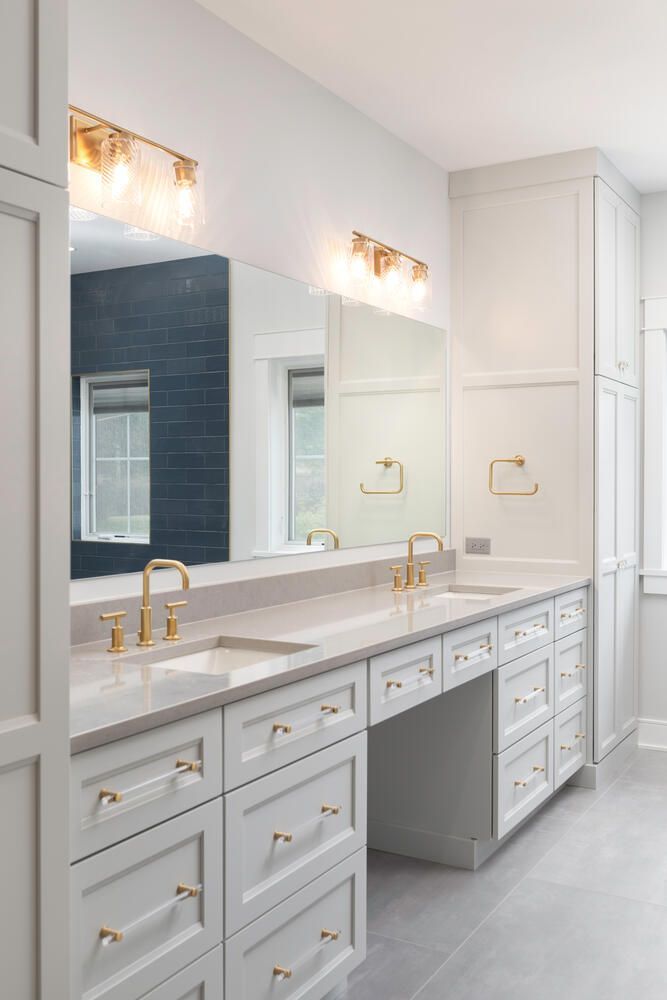 Custom home bathroom large walk in shower in the western suburbs of Chicago. Naperville, Hinsdale, Glen Ellyn, Downers Grove 