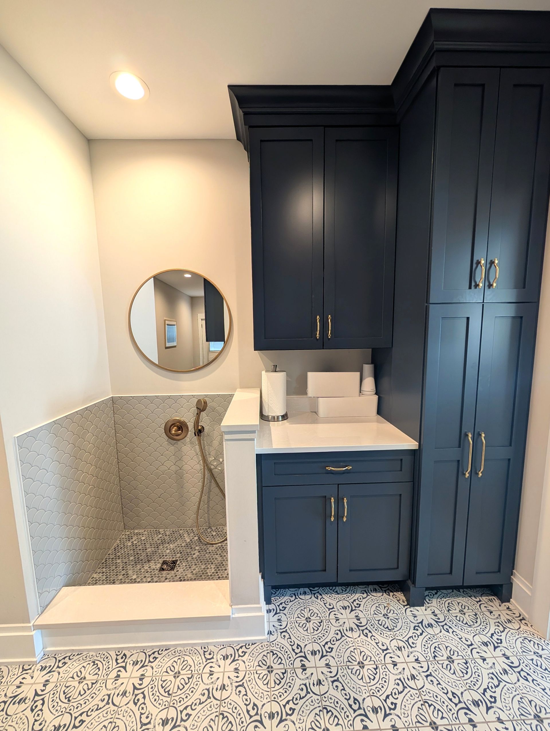 Custom dog wash in Elmhurst, Illinois.  Chicago western suburbs custom homes in Oak Brook, Hinsdale, Naperville, Wheaton.