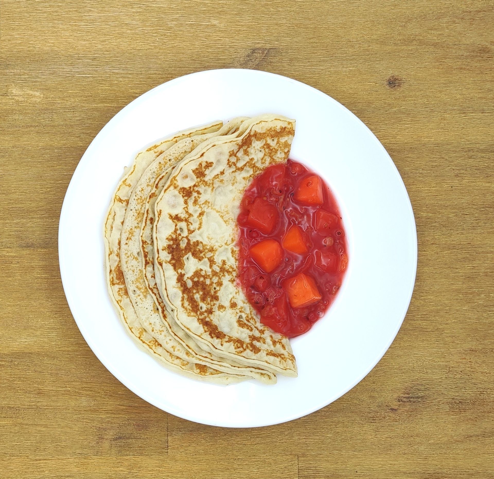 Eine ausgestopfte Raupe mit Kochmütze neben einem Teller mit der Aufschrift „Bild folgt“.