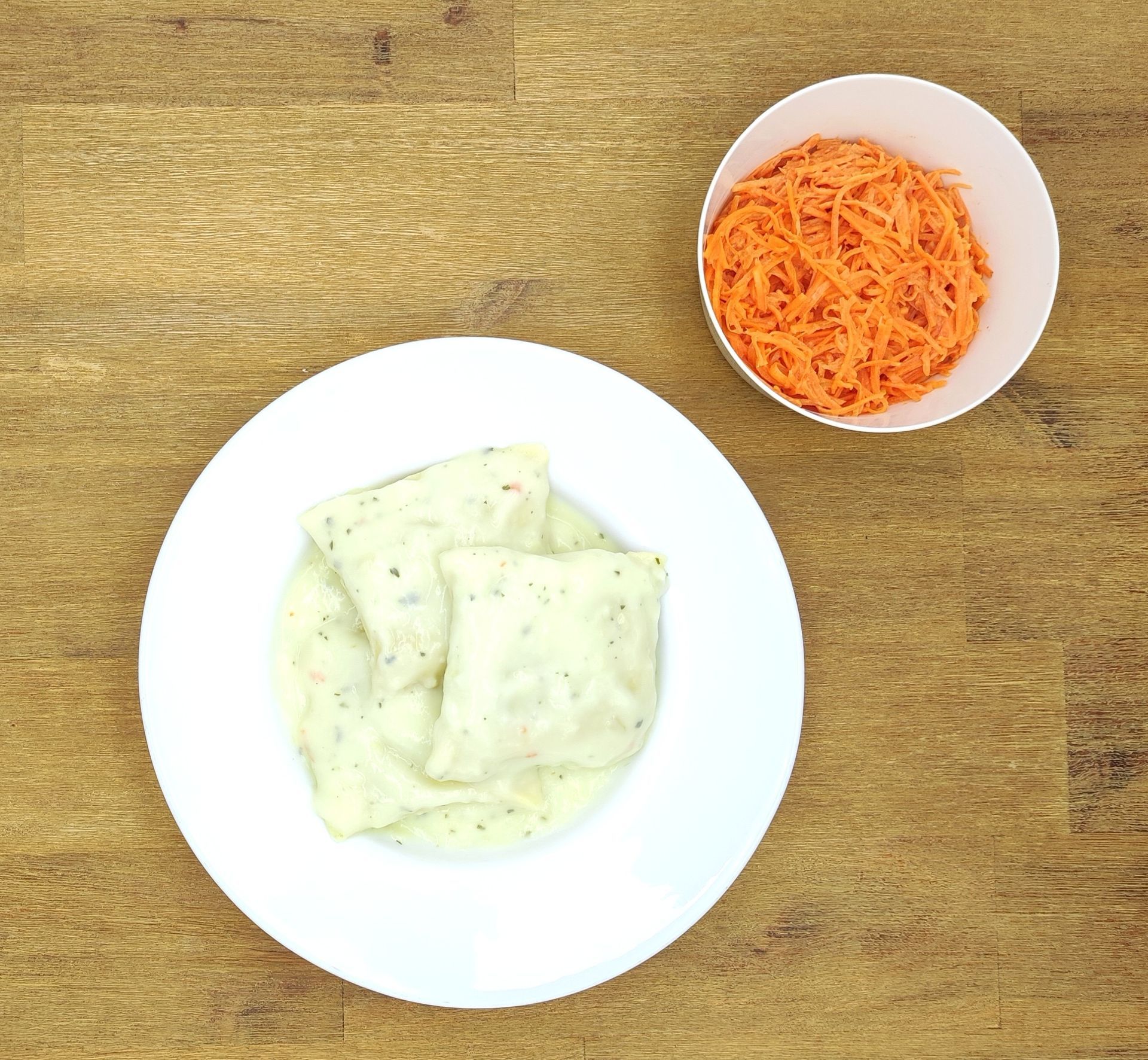 Eine ausgestopfte Raupe mit Kochmütze neben einem Teller mit der Aufschrift „Bild folgt“.