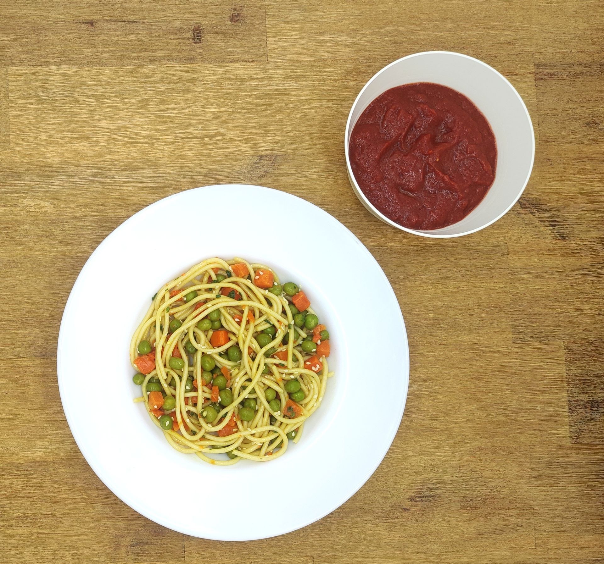 Eine ausgestopfte Raupe mit Kochmütze neben einem Teller mit der Aufschrift „Bild folgt“.