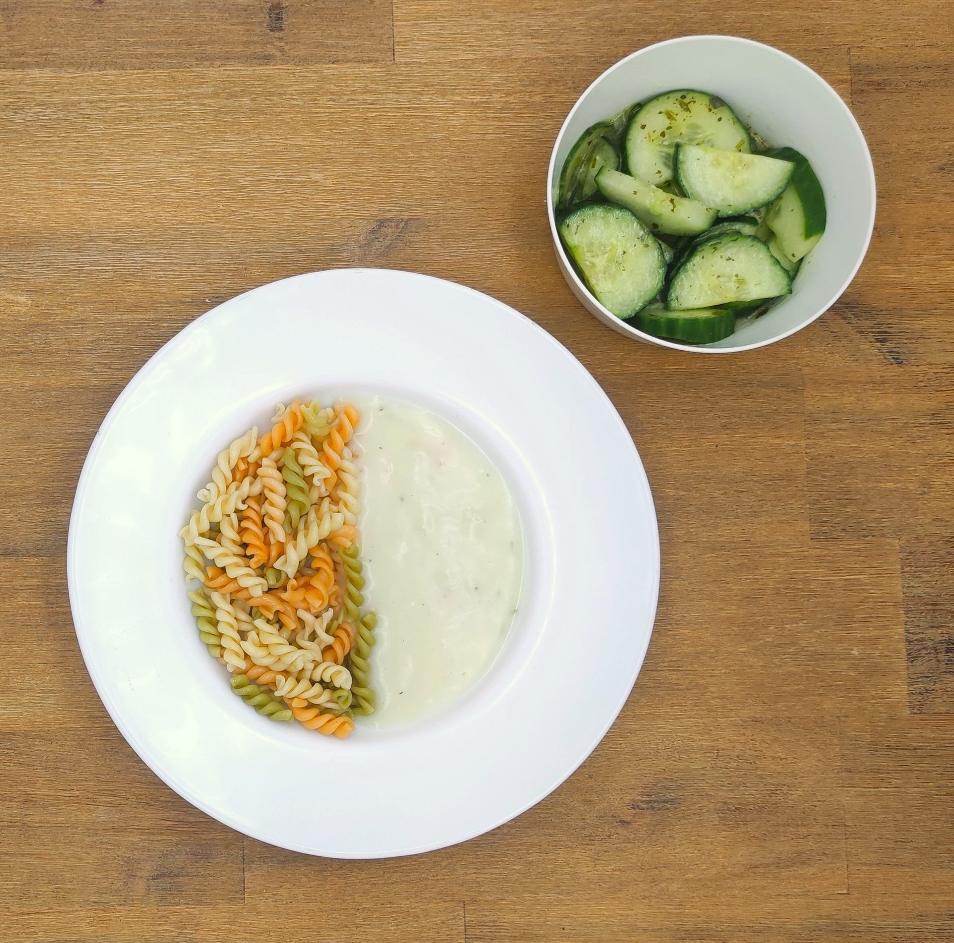 Eine ausgestopfte Raupe mit Kochmütze neben einem Teller mit der Aufschrift „Bild folgt“.