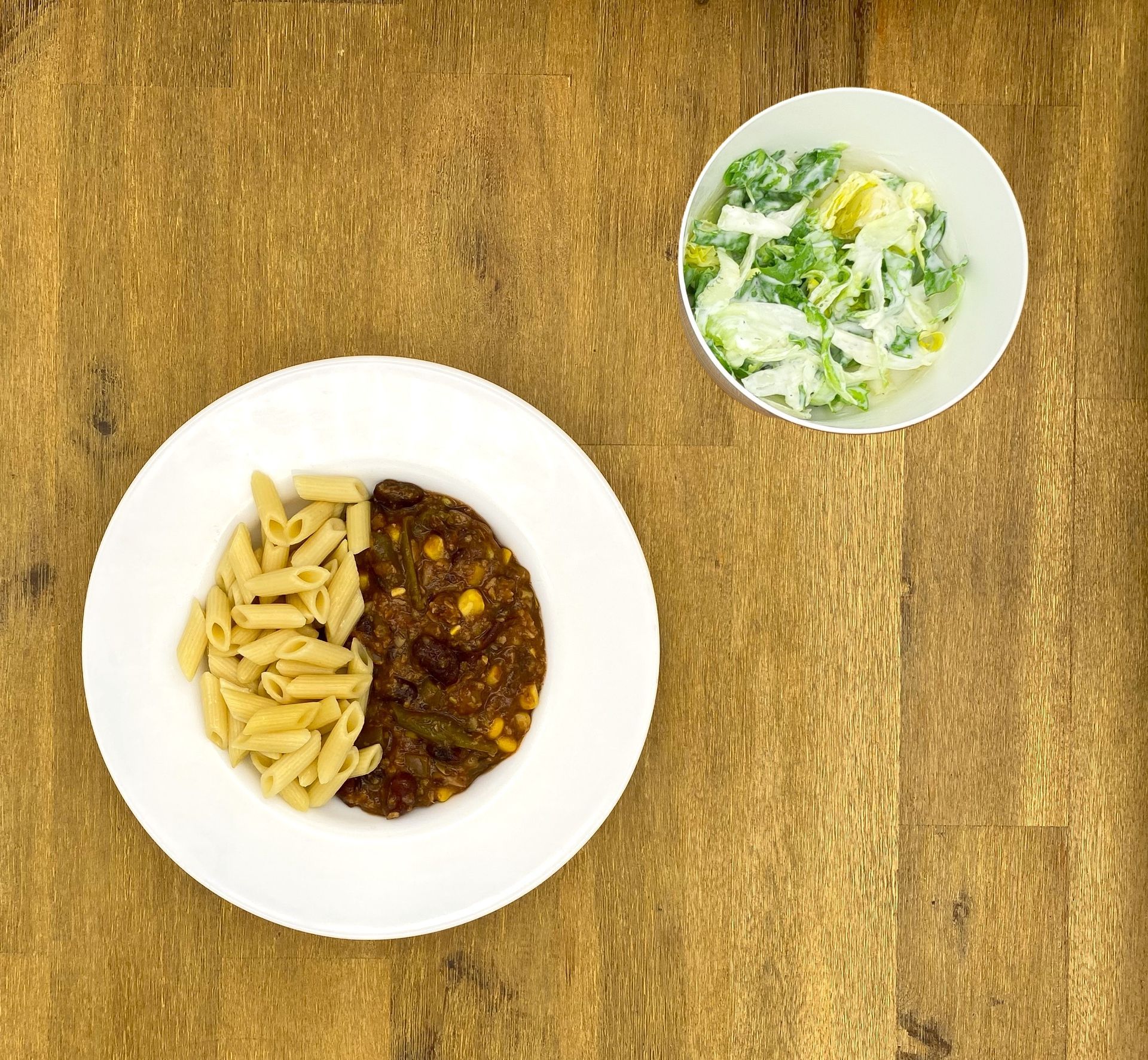 Eine ausgestopfte Raupe mit Kochmütze neben einem Teller mit der Aufschrift „Bild folgt“.