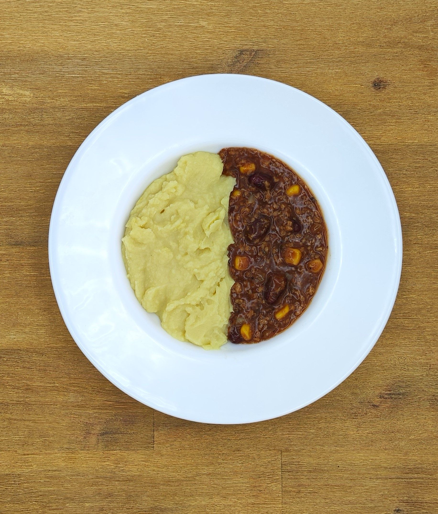 Teller mit Kartoffelpüree und Chili.