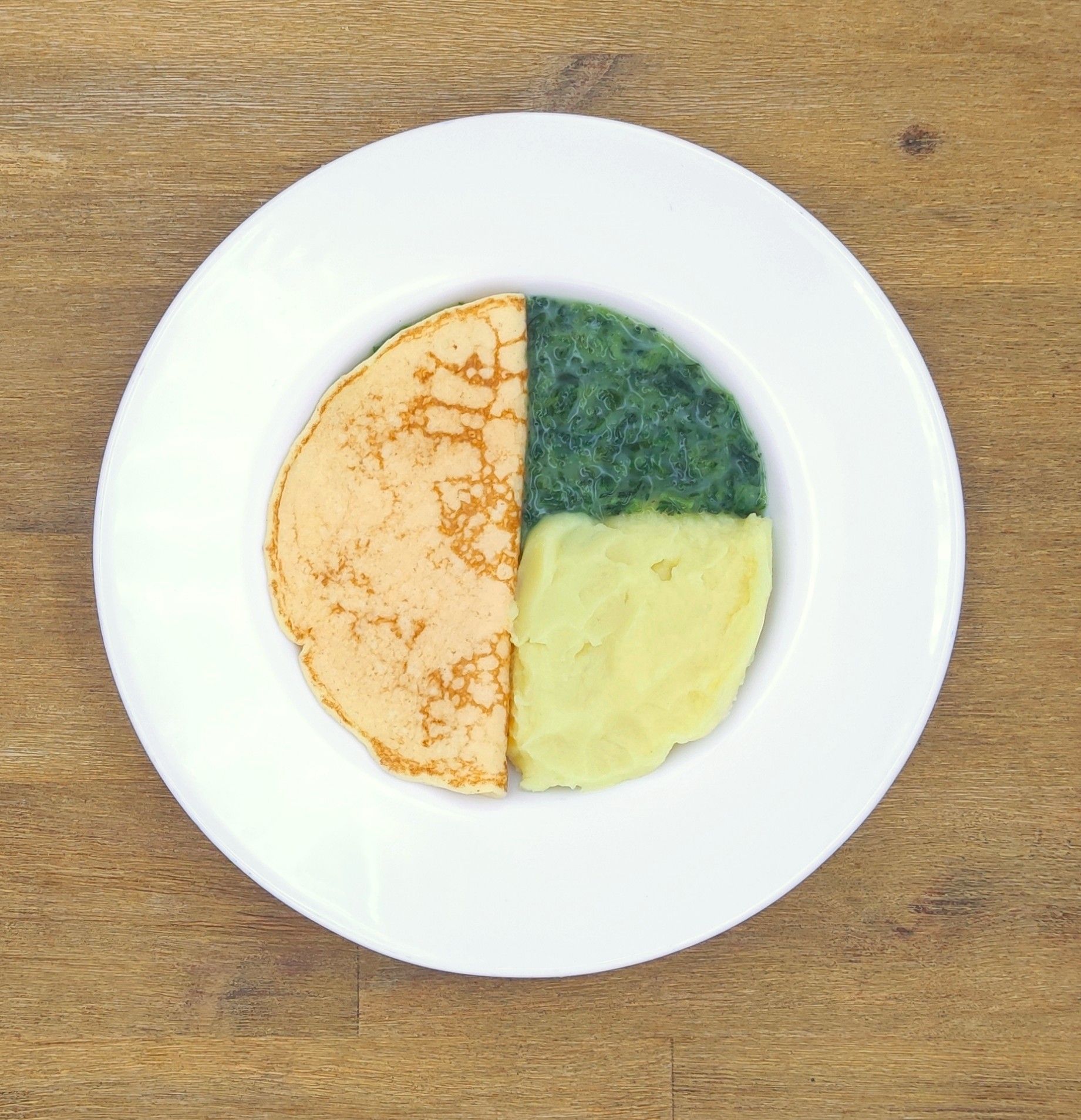Weiße Schüssel mit Linsensuppe und Brot auf einer Holzoberfläche.