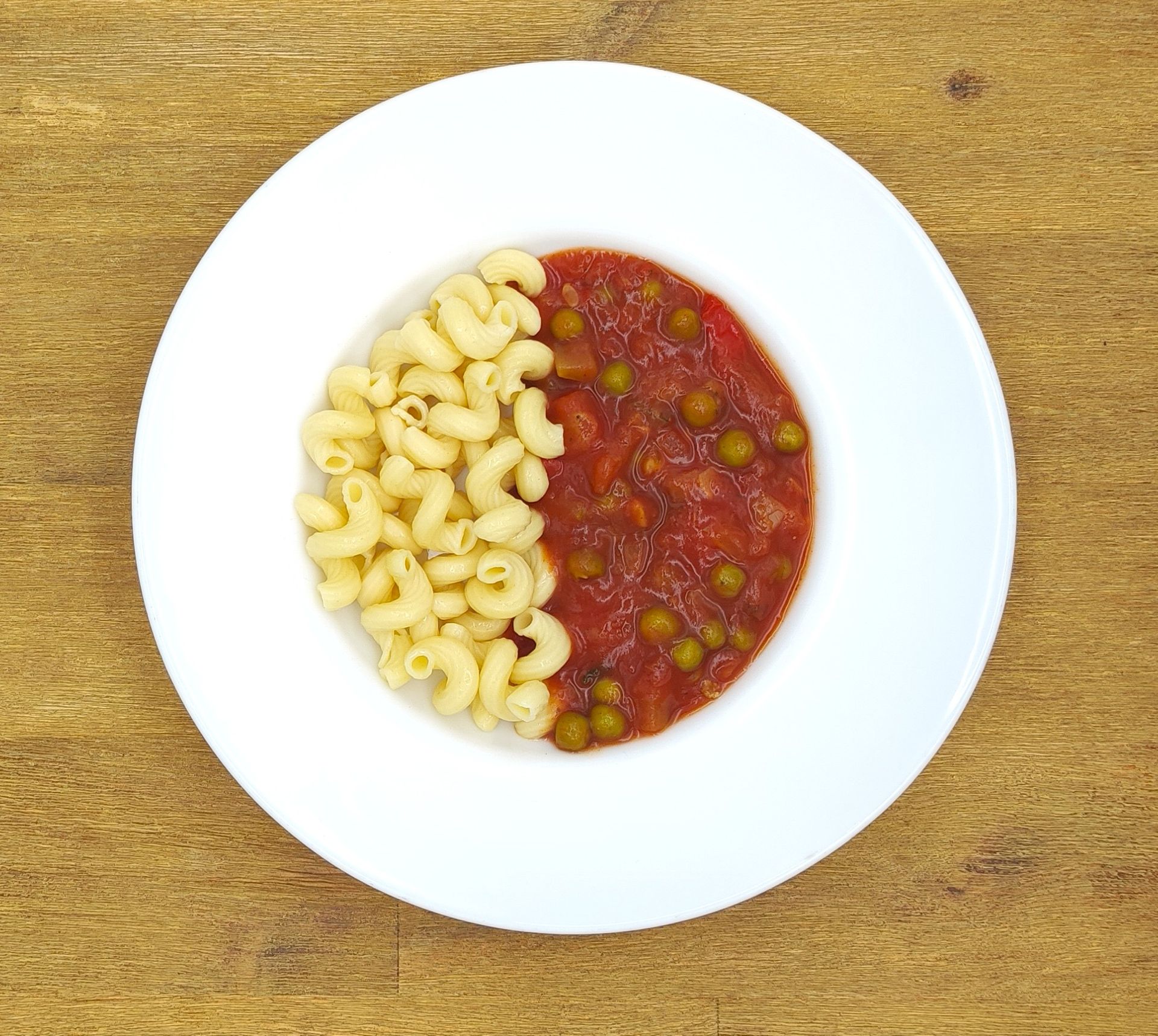 Eine ausgestopfte Raupe mit Kochmütze neben einem Teller mit der Aufschrift „Bild folgt“.