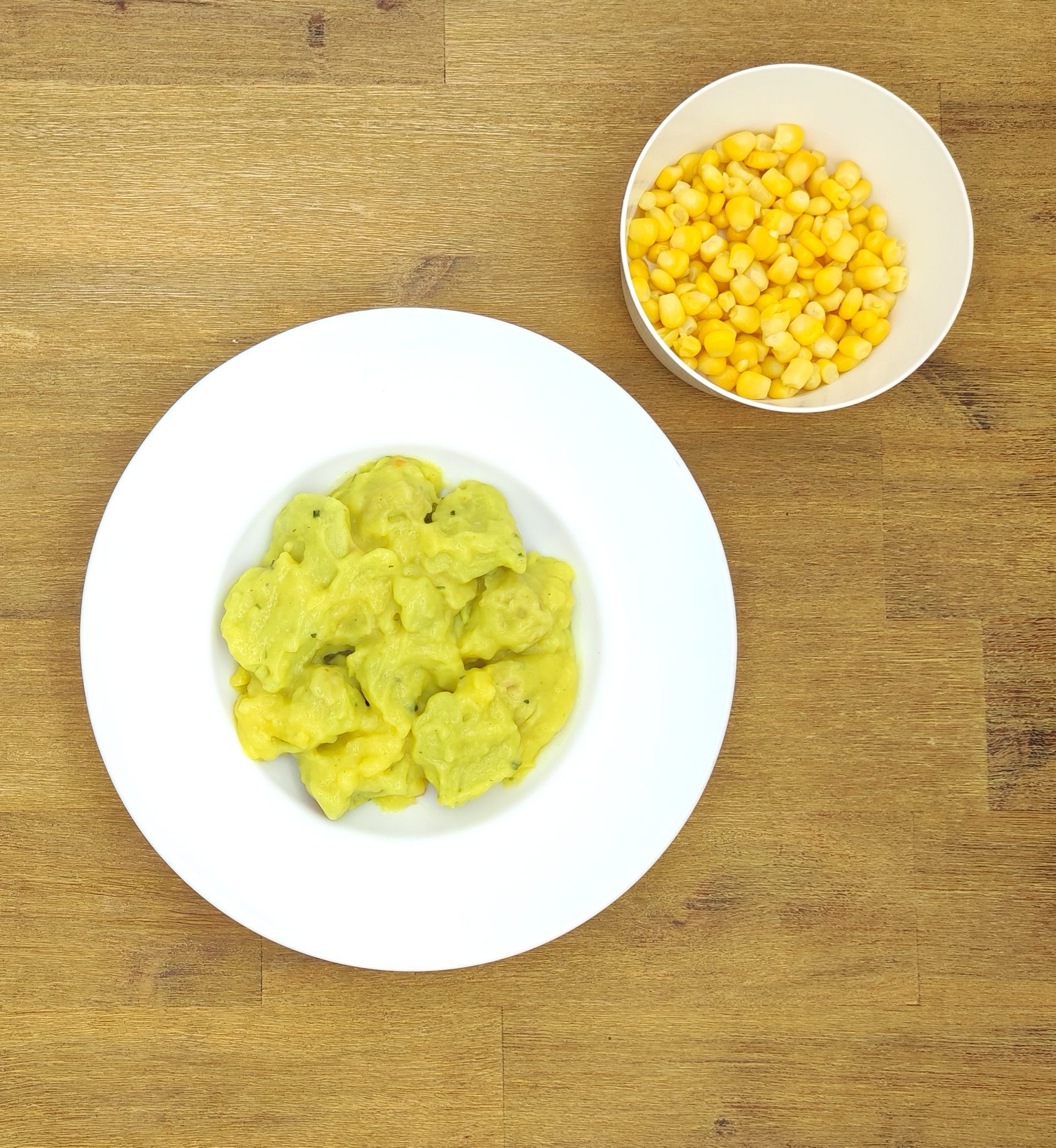 Kochraupe mit einem Teller, auf dem auf Deutsch „Bild folgt“ steht.