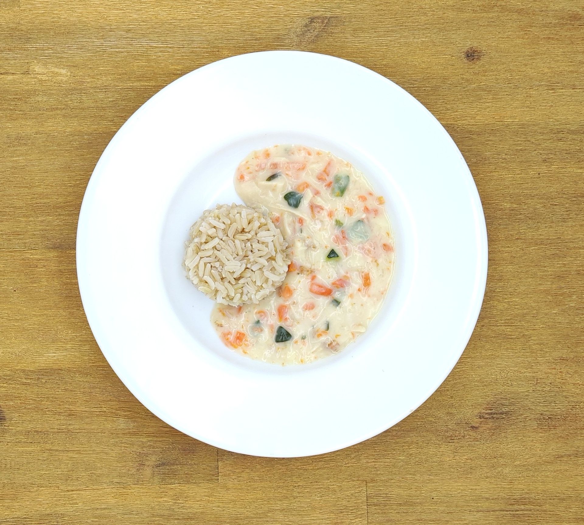 Eine ausgestopfte Raupe mit Kochmütze neben einem Teller mit der Aufschrift „Bild folgt“.