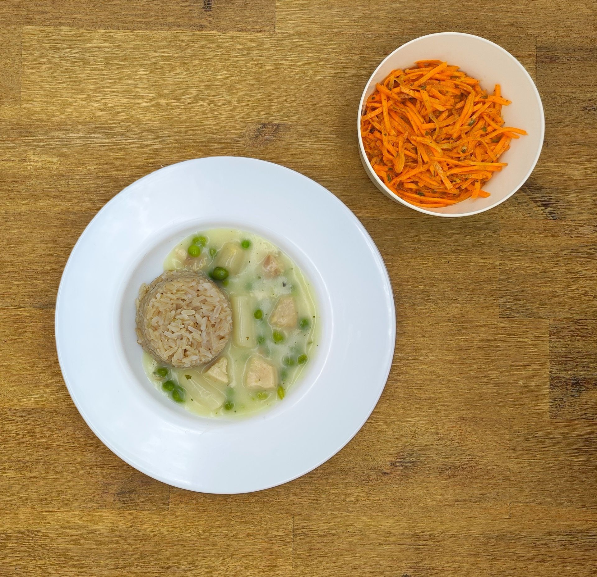 Eine ausgestopfte Raupe mit Kochmütze neben einem Teller mit der Aufschrift „Bild folgt“.