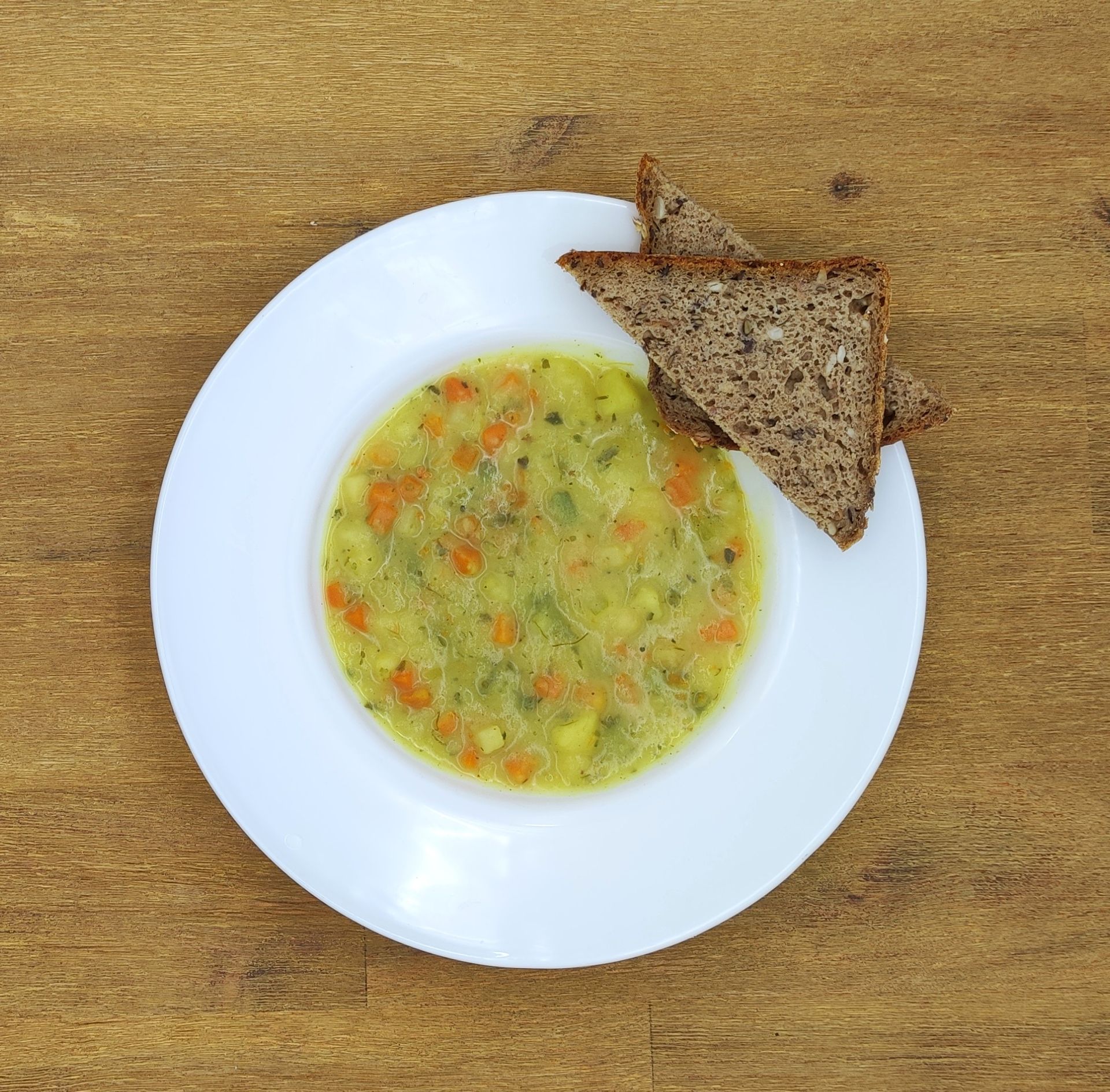 Eine ausgestopfte Raupe mit Kochmütze neben einem Teller mit der Aufschrift „Bild folgt“.