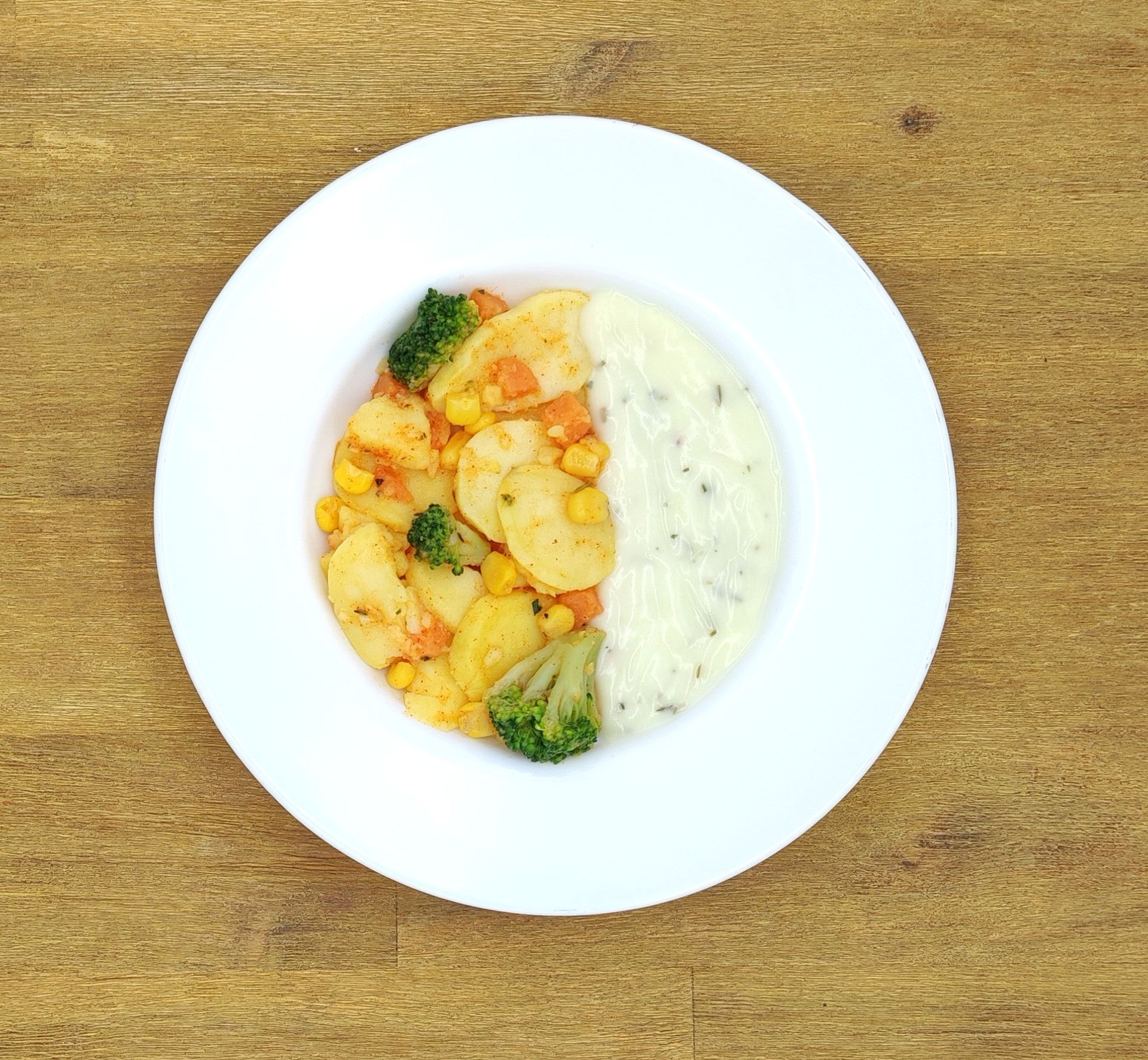 Eine ausgestopfte Raupe mit Kochmütze neben einem Teller mit der Aufschrift „Bild folgt“.