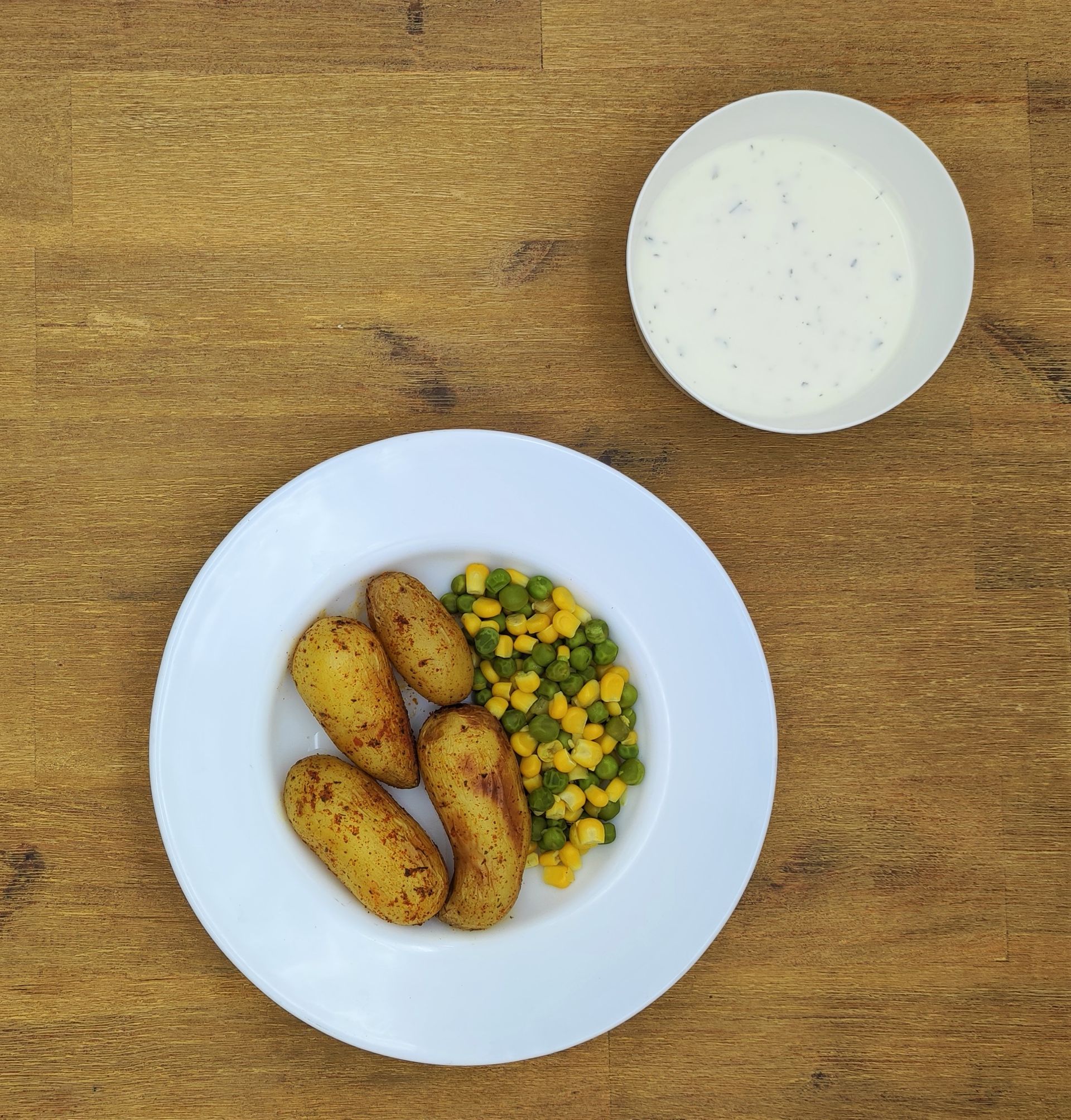 Eine ausgestopfte Raupe mit Kochmütze neben einem Teller mit der Aufschrift „Bild folgt“.