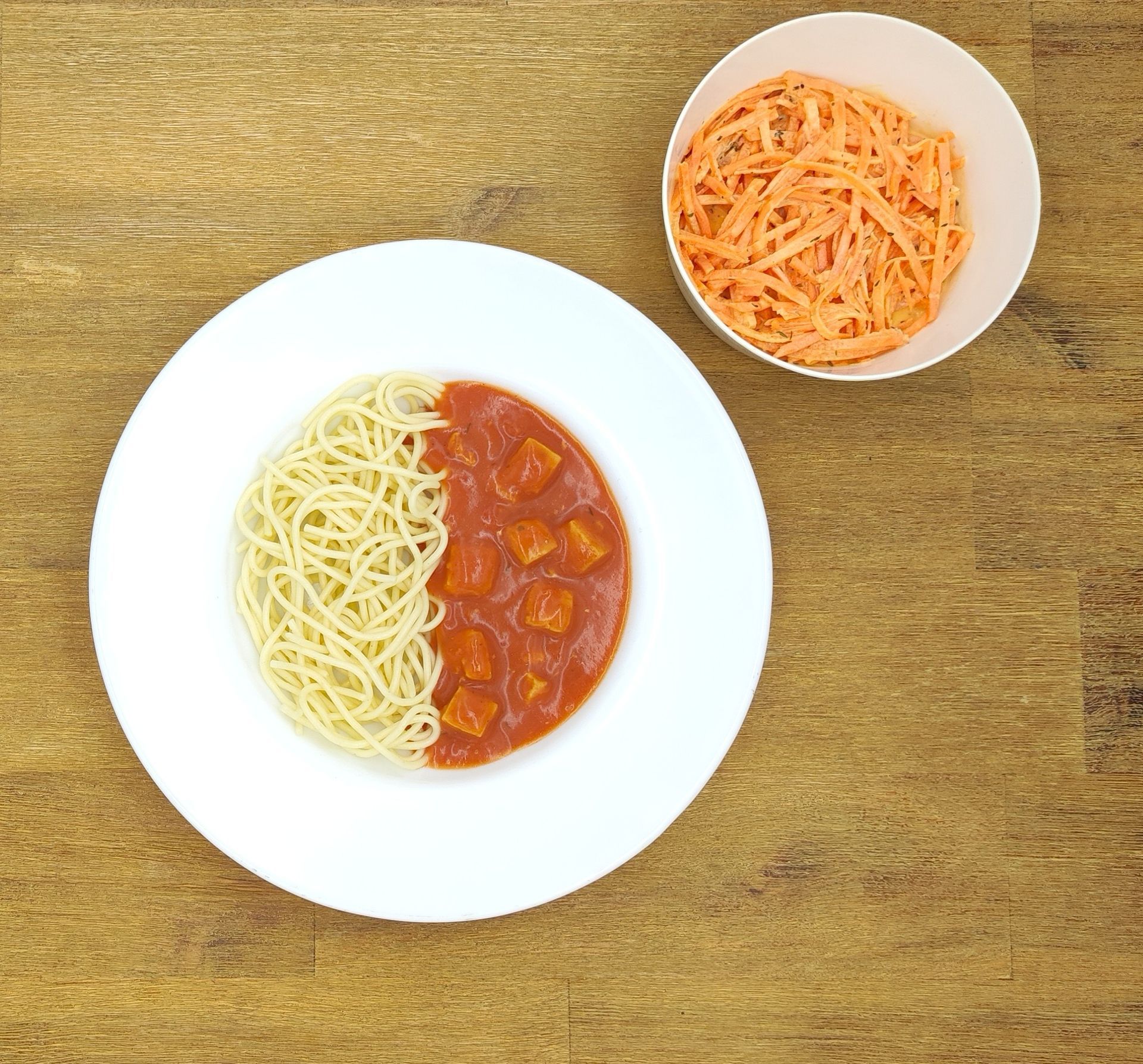 Kochraupe mit einem Teller, auf dem auf Deutsch „Bild folgt“ steht.