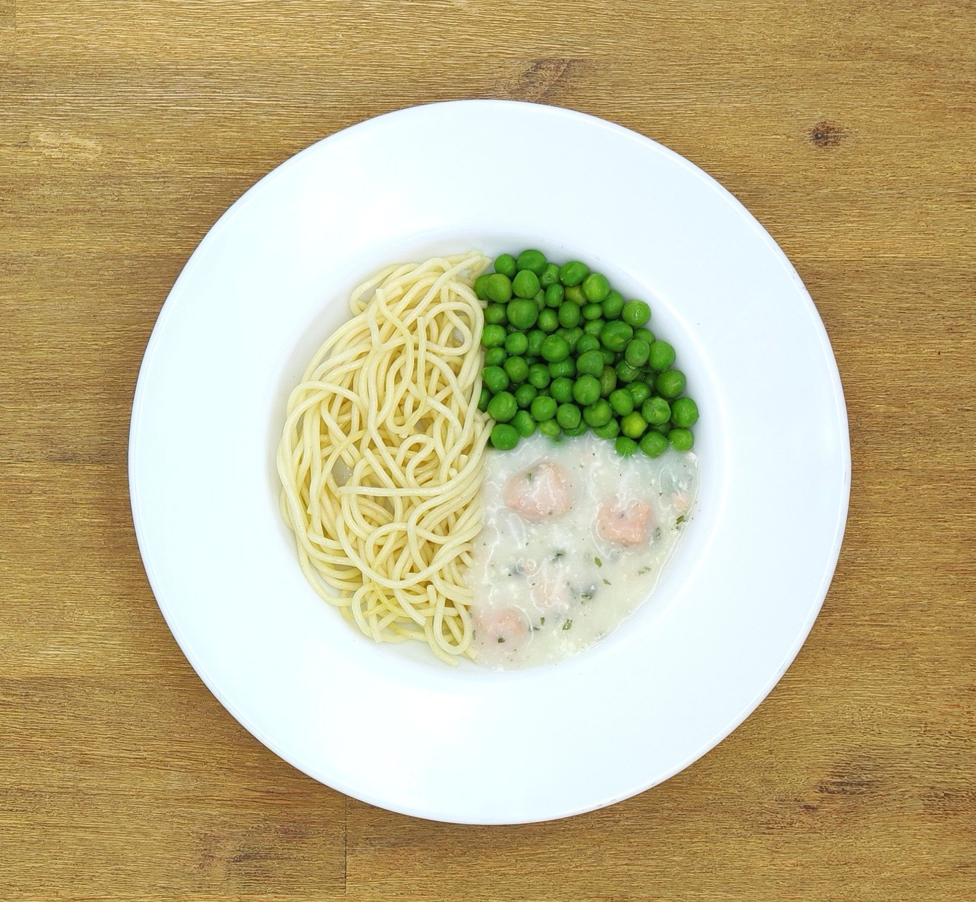 Eine ausgestopfte Raupe mit Kochmütze neben einem Teller mit der Aufschrift „Bild folgt“.