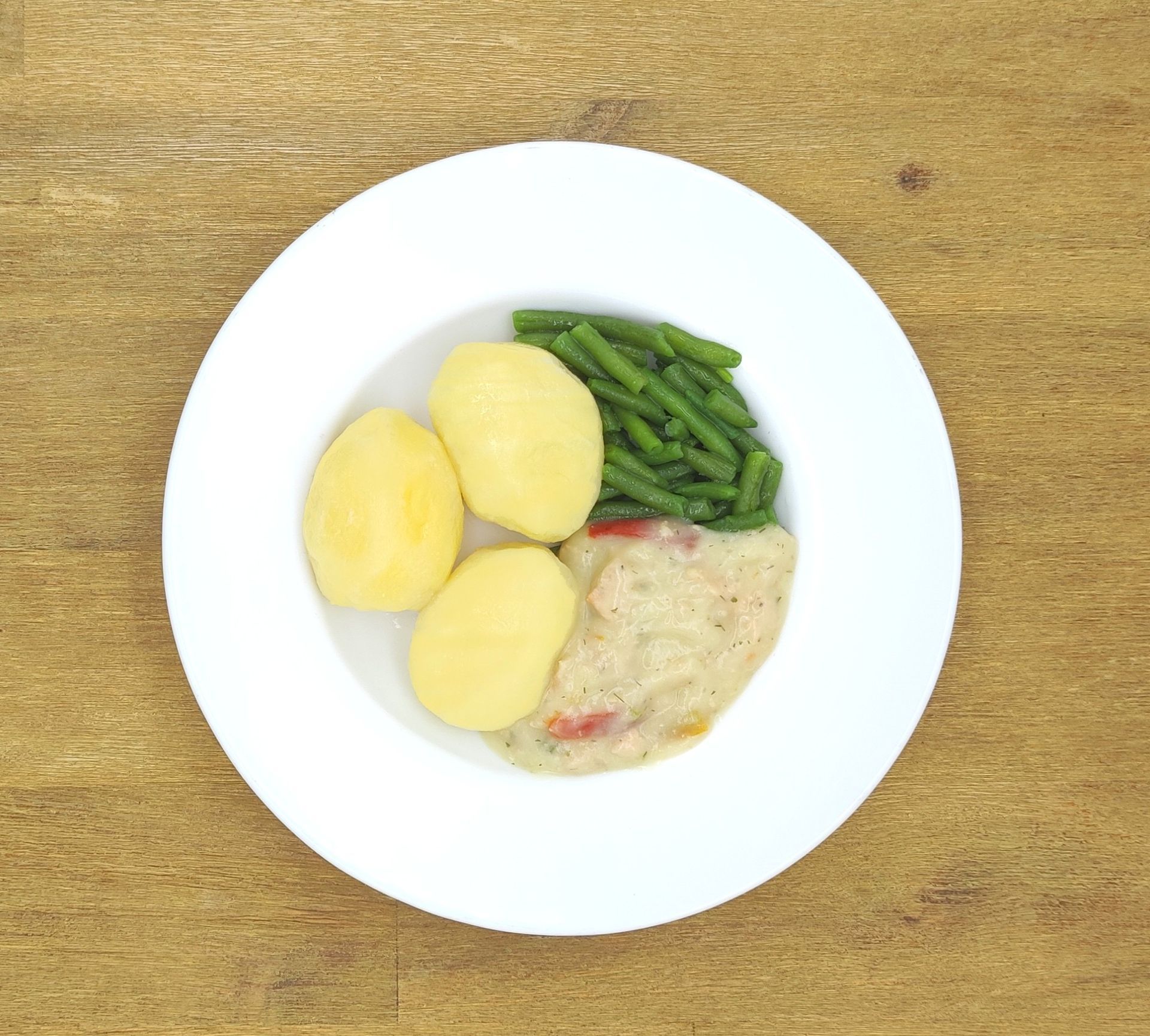 Eine ausgestopfte Raupe mit Kochmütze neben einem Teller mit der Aufschrift „Bild folgt“.