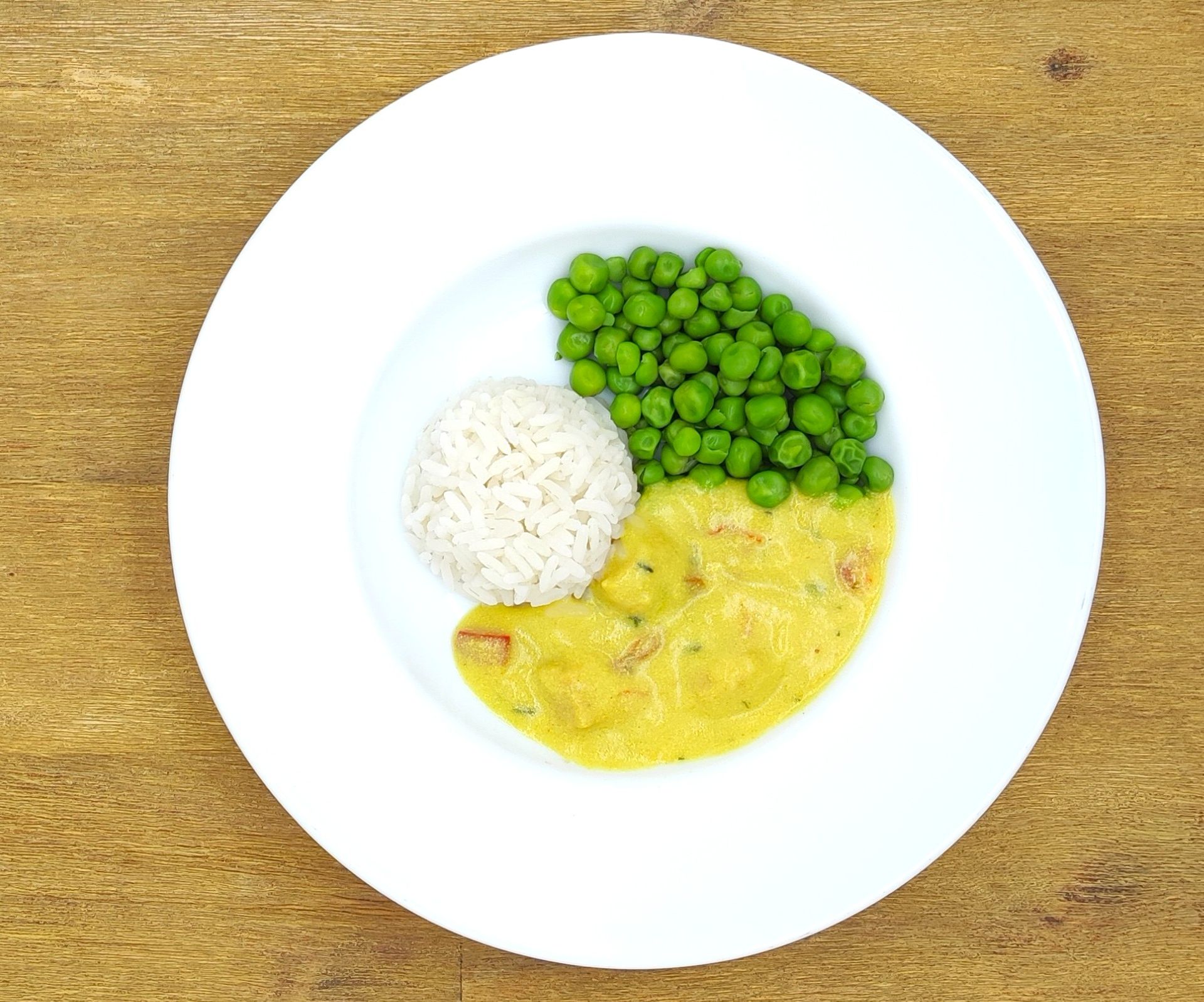 Eine ausgestopfte Raupe mit Kochmütze neben einem Teller mit der Aufschrift „Bild folgt“.