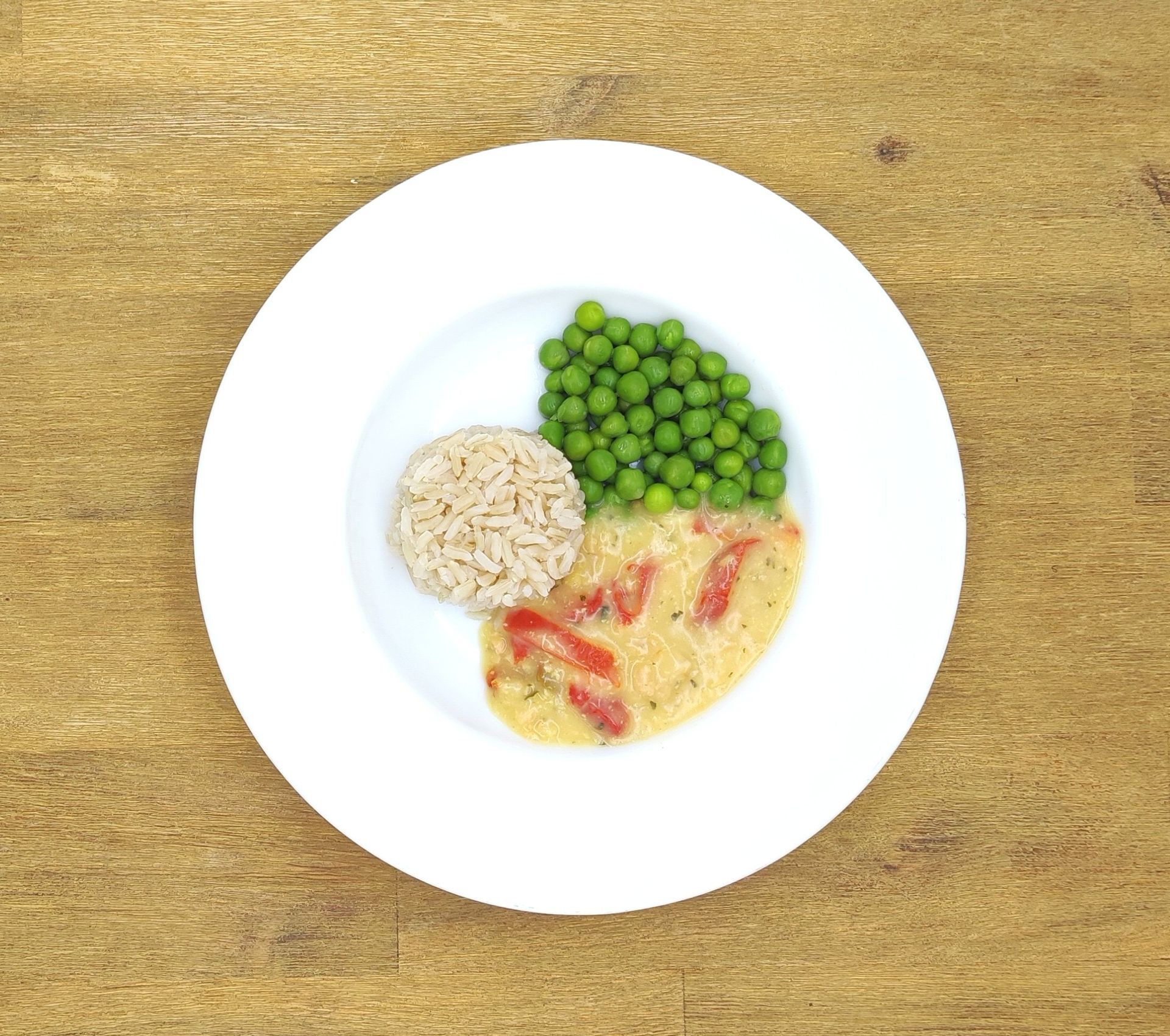 Eine ausgestopfte Raupe mit Kochmütze neben einem Teller mit der Aufschrift „Bild folgt“.