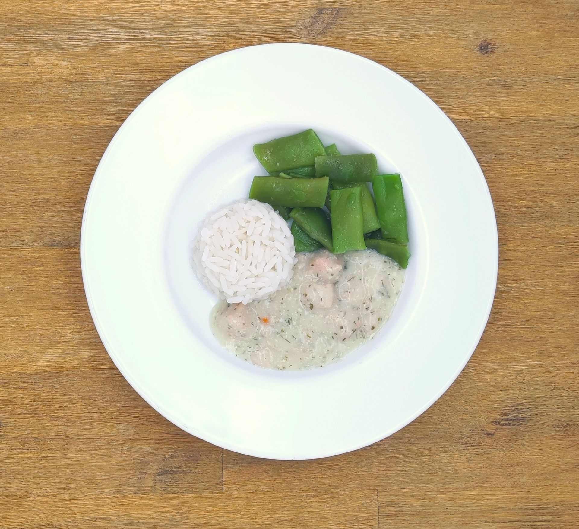 Eine ausgestopfte Raupe mit Kochmütze neben einem Teller mit der Aufschrift „Bild folgt“.