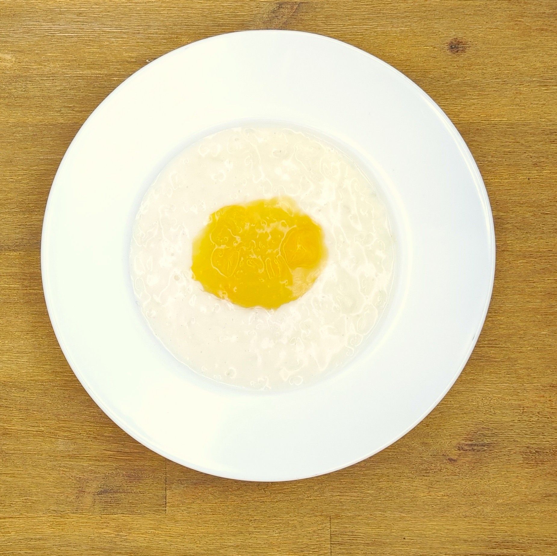 Eine lächelnde Raupe mit Kochmütze neben einem Teller mit der Aufschrift „Bild folgt“.