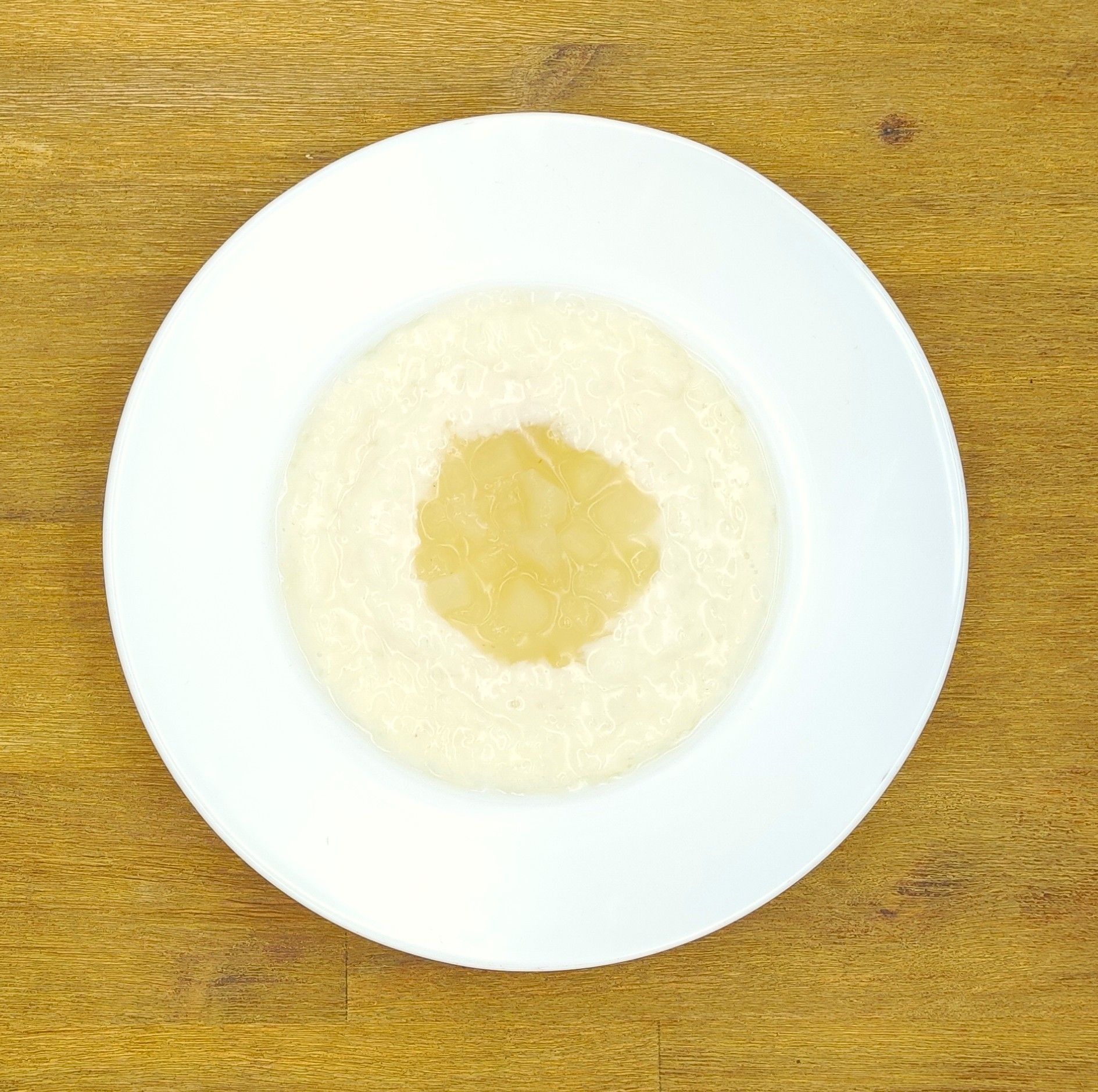 Eine ausgestopfte Raupe mit Kochmütze neben einem Teller mit der Aufschrift „Bild folgt“.