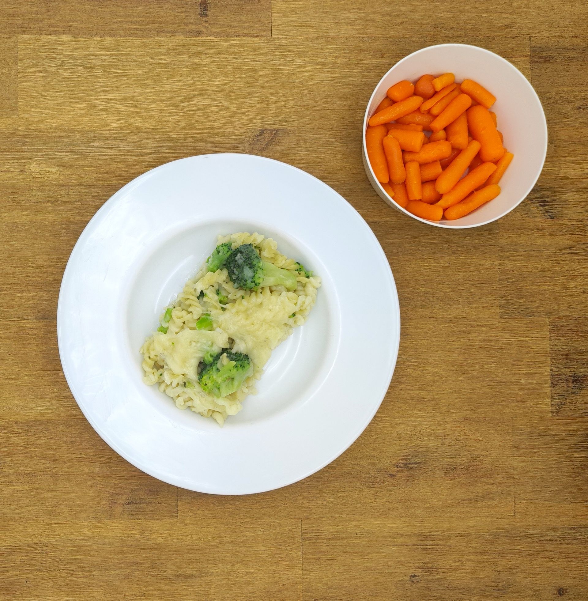 Eine ausgestopfte Raupe mit Kochmütze neben einem Teller mit der Aufschrift „Bild folgt“.