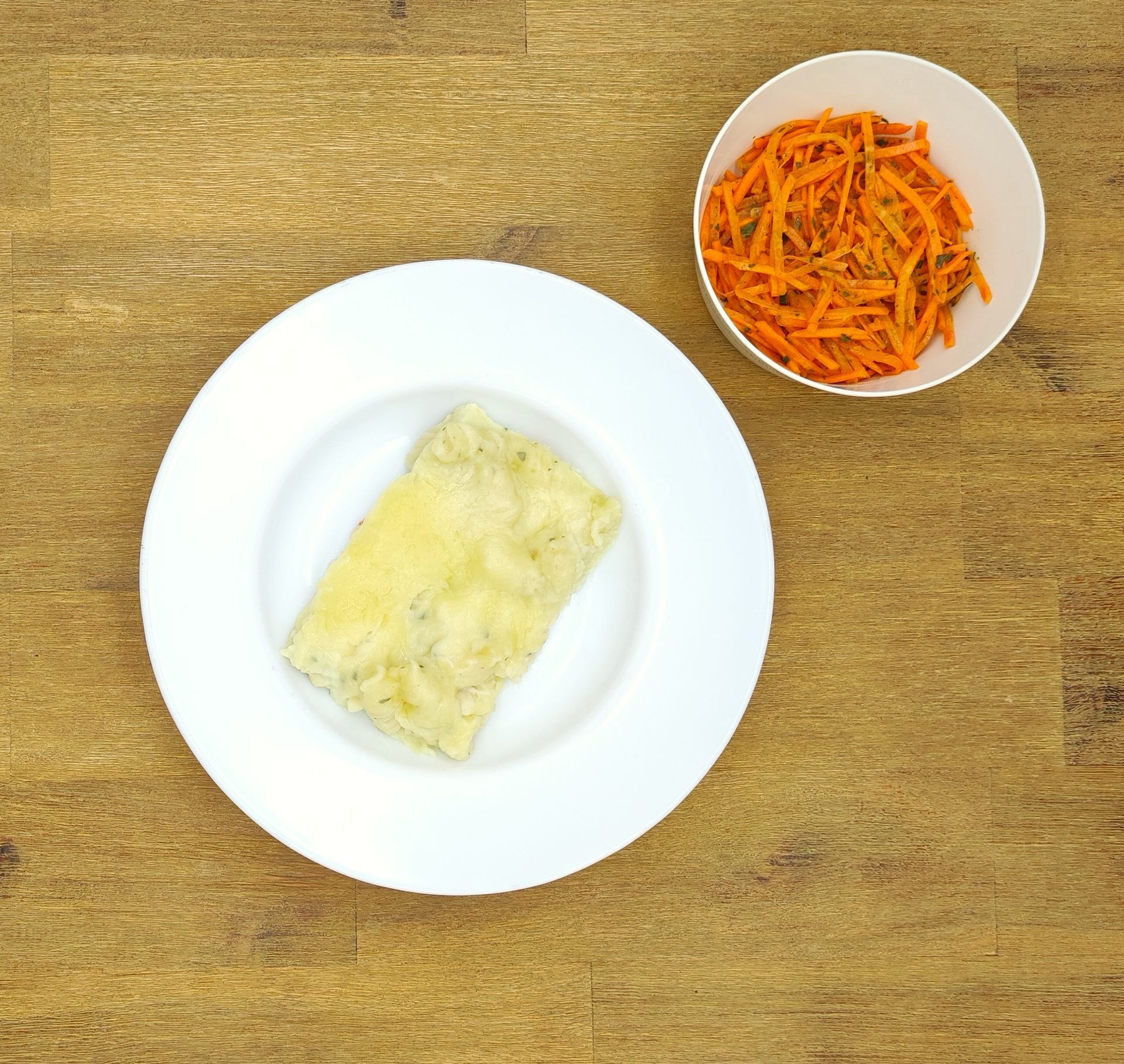 Eine lächelnde Raupe mit Kochmütze neben einem Teller mit der Aufschrift „Bild folgt“.