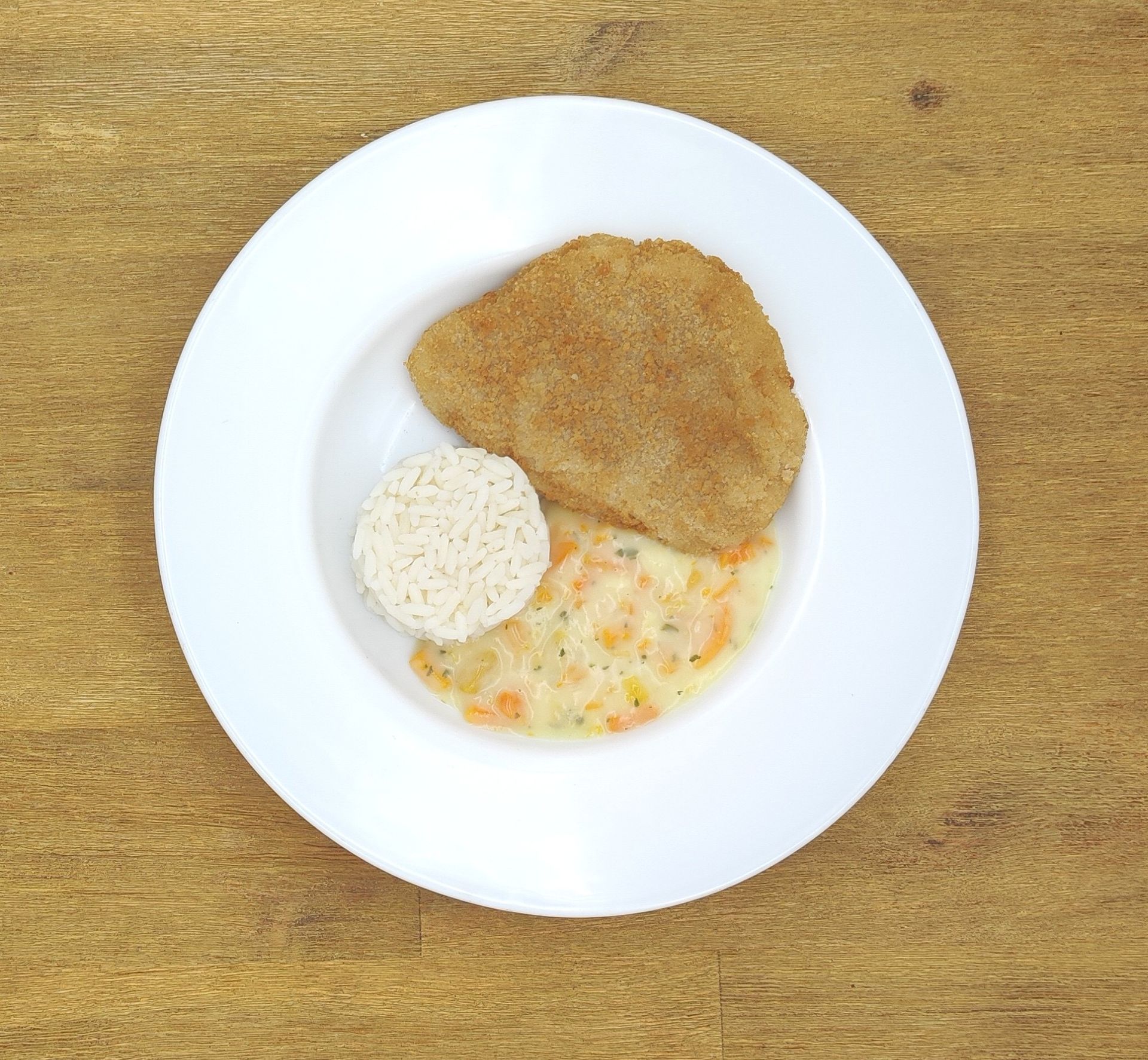 Eine ausgestopfte Raupe mit Kochmütze neben einem Teller mit der Aufschrift „Bild folgt“.