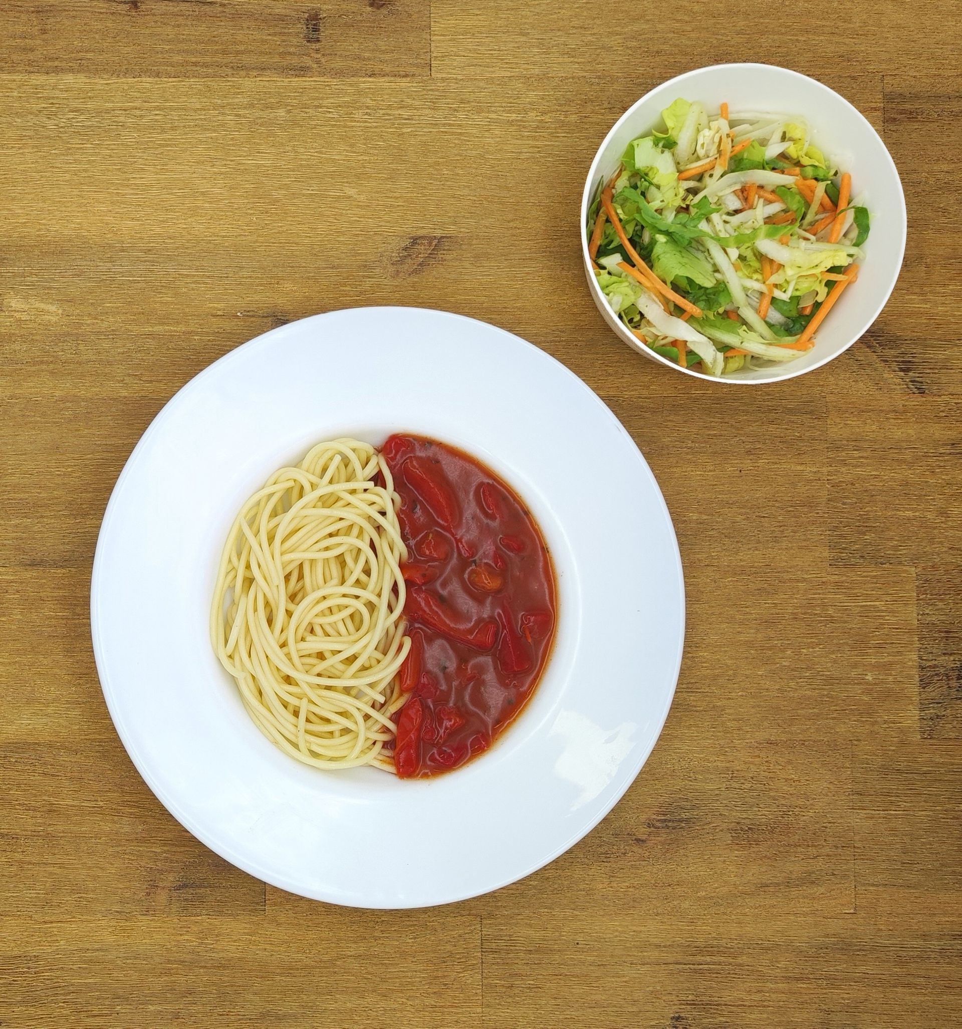 Eine ausgestopfte Raupe mit Kochmütze neben einem Teller mit der Aufschrift „Bild folgt“.