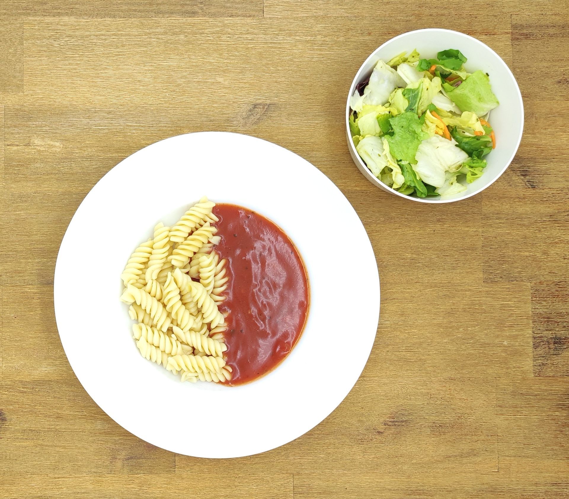 Kochraupe mit einem Teller, auf dem auf Deutsch „Bild folgt“ steht.